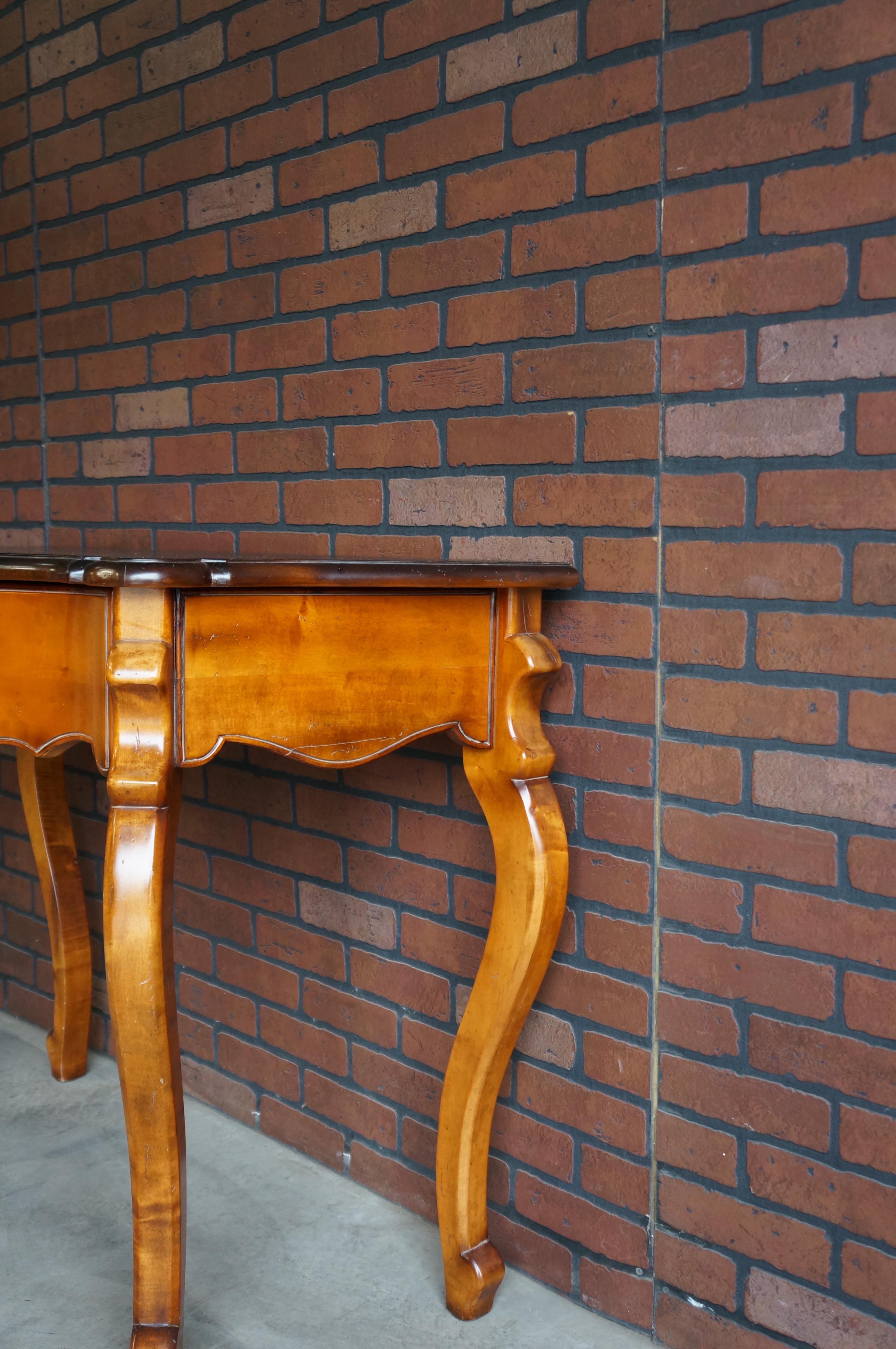 Consolle country francese di Milling Road, una divisione di Baker Furniture. Finemente realizzato in acero in Italia e caratterizzato da una finitura pesantemente affilata, che conferisce a questo pezzo un'atmosfera elegante e rilassata. Adoro il