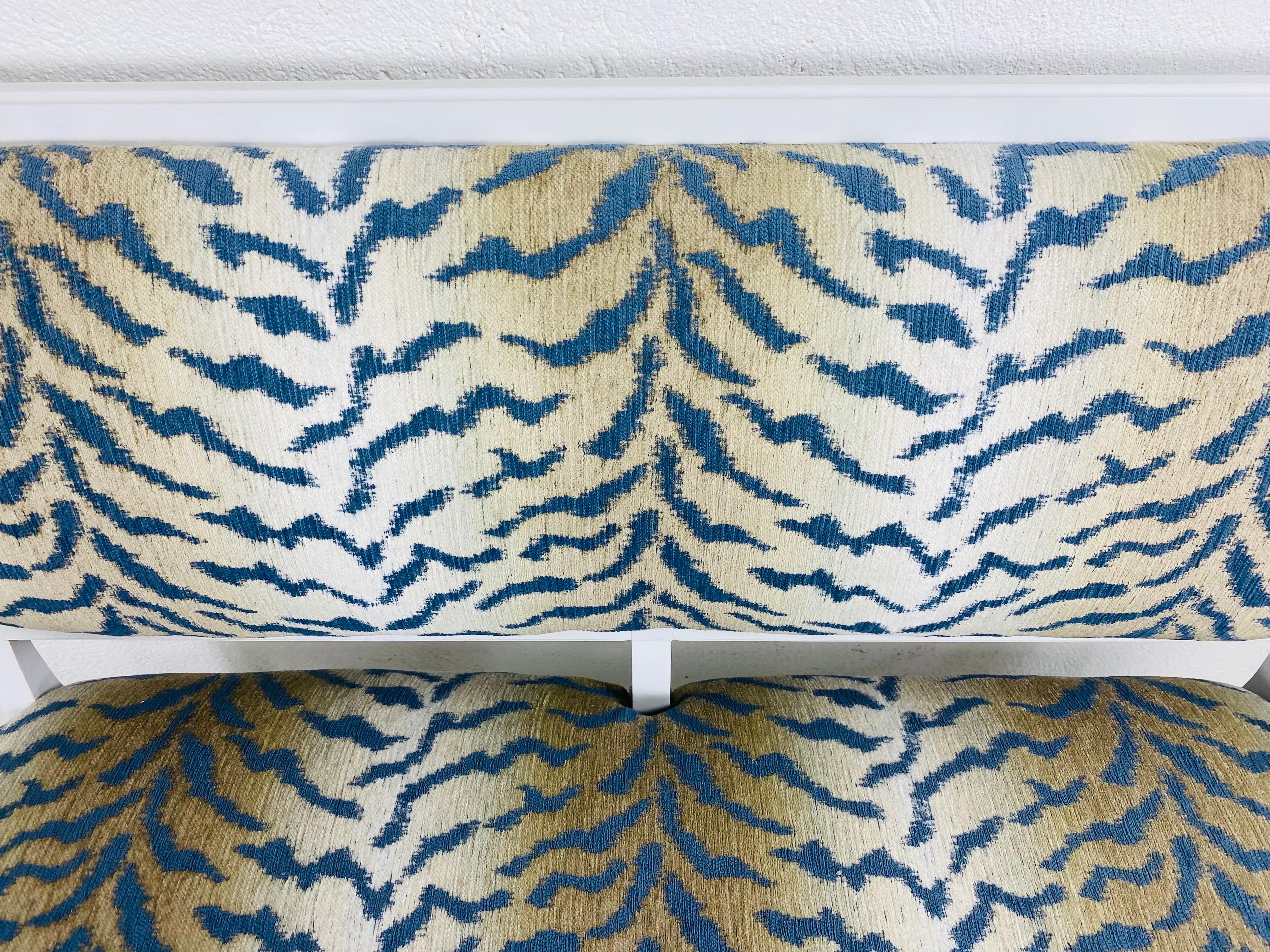 Il s'agit d'un canapé de style empire français conçu par Darryl Carter pour Milling Road by Baker. Ce canapé a une finition laquée blanche sur le cadre et une nouvelle tapisserie en chenille gris tigre. Le tissu Chenille est un motif tigré dans les