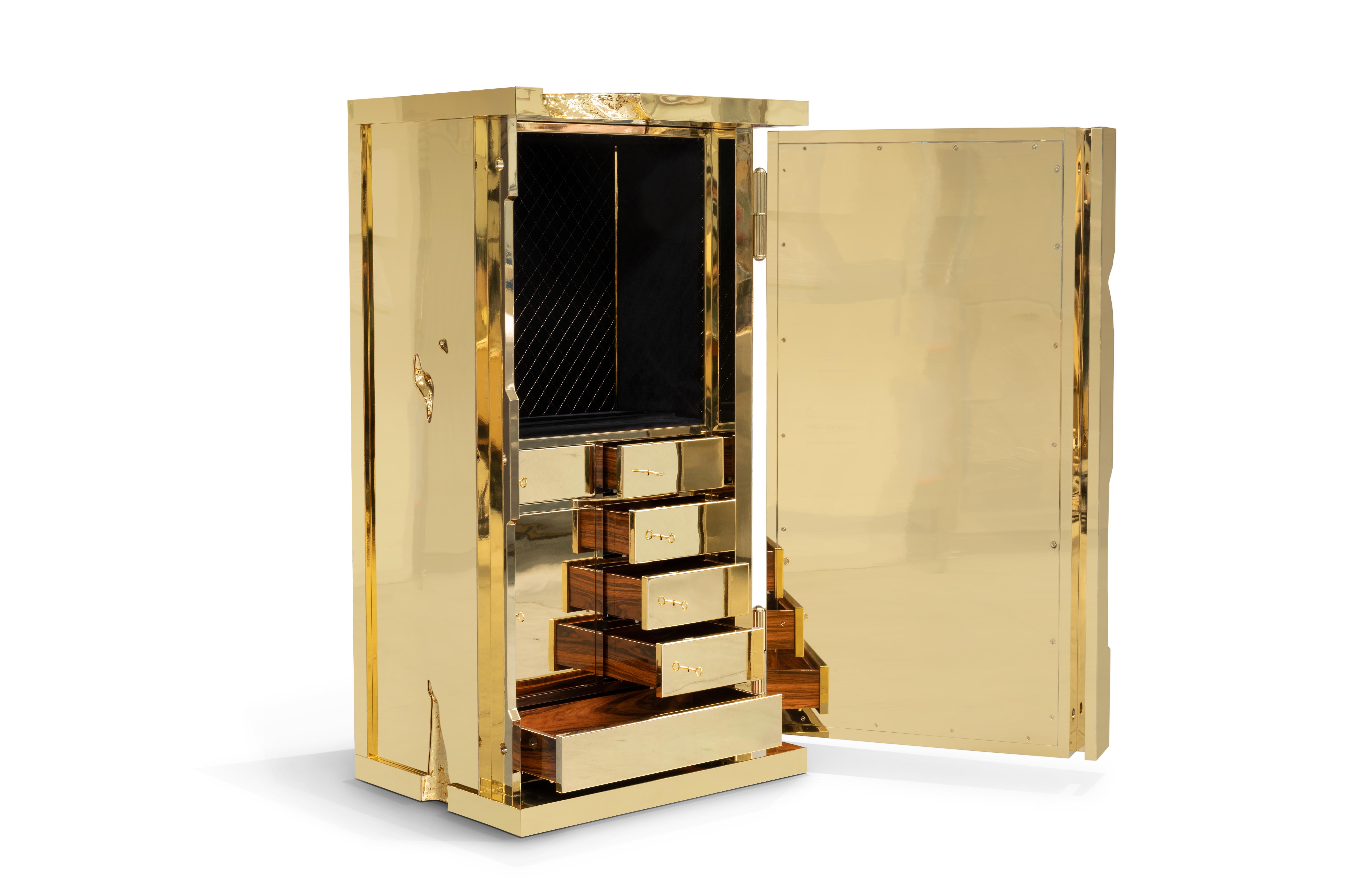 Influenciada por la Fiebre del Oro de California, la Caja Fuerte del Millonario es una pieza impactante diseñada para causar impresión. Este producto de alta gama de diseño coleccionable despierta tanto interés como imaginación recordando los