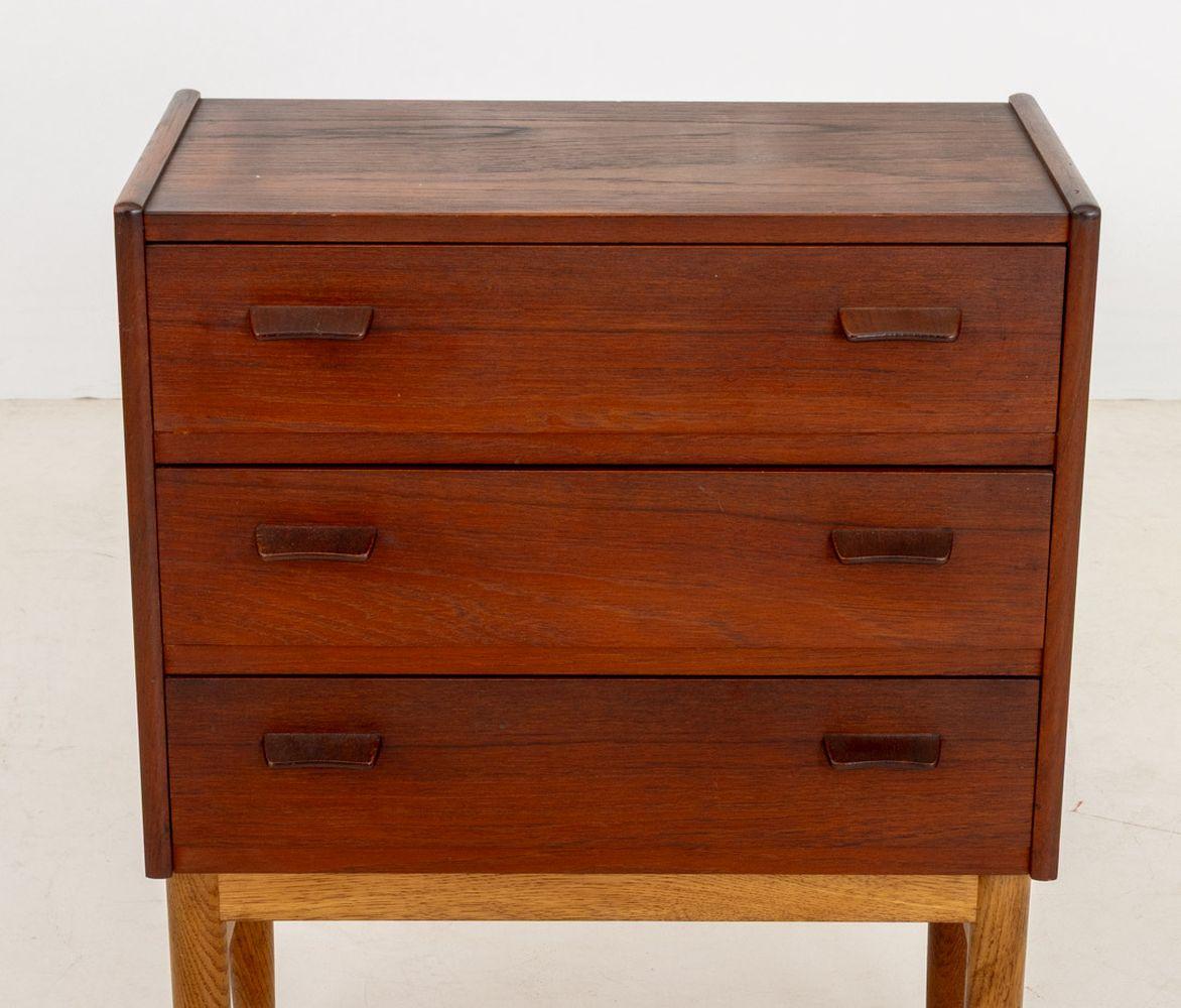 Mills-Denmark Danish Modern Walnut End Table In Good Condition For Sale In Astoria, NY