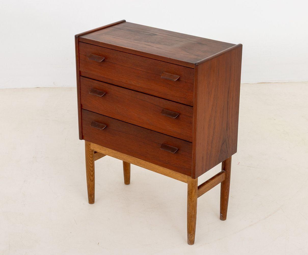 Mills-Denmark Danish Modern Walnut End Table For Sale 1