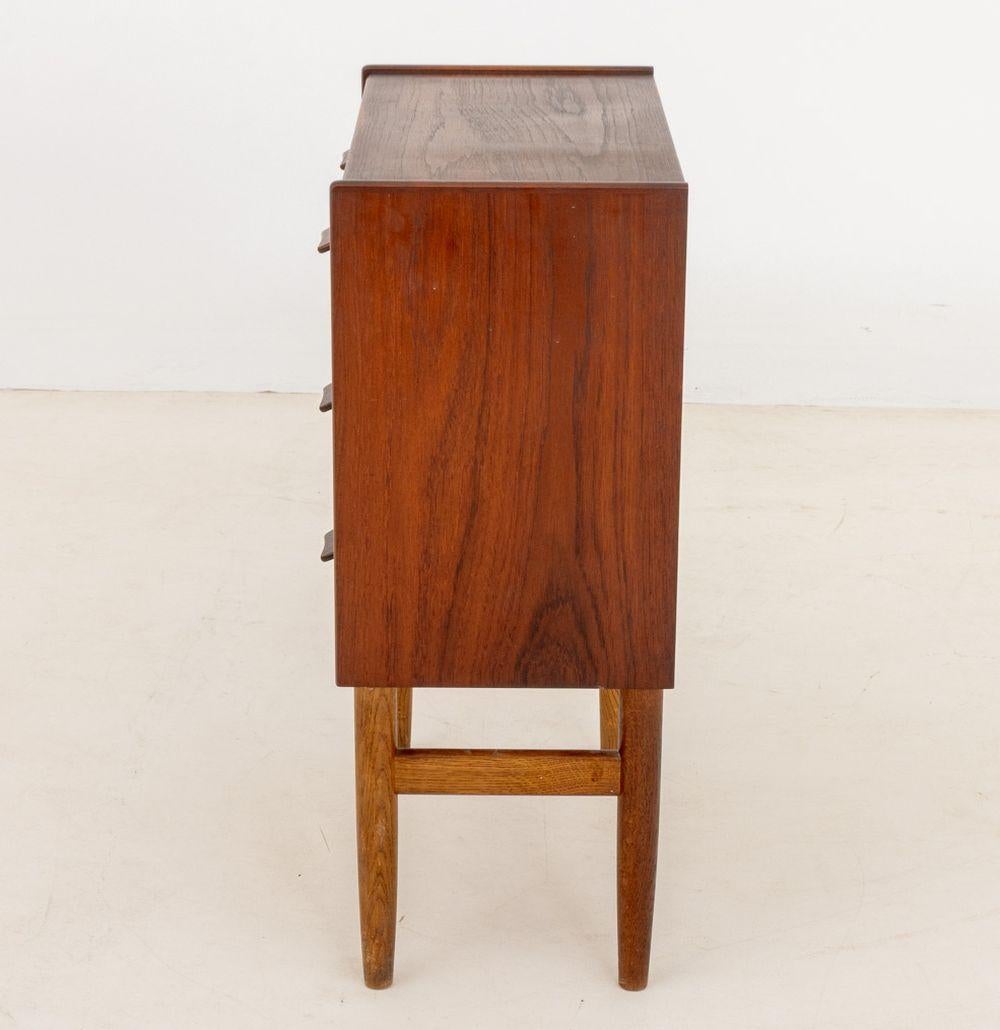 Mills-Denmark Danish Modern Walnut End Table For Sale 3