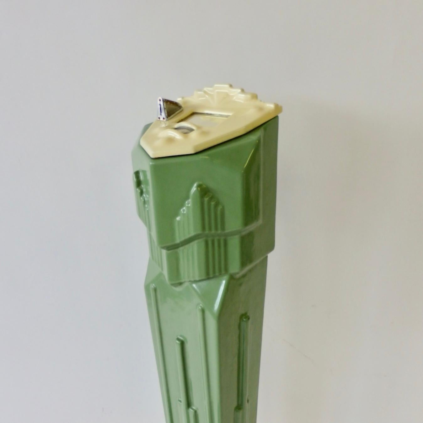 Balance à penny d'époque Art Déco par Mills Novelty co. Piédestal en porcelaine verte d'époque avec support de pied de couleur crème.