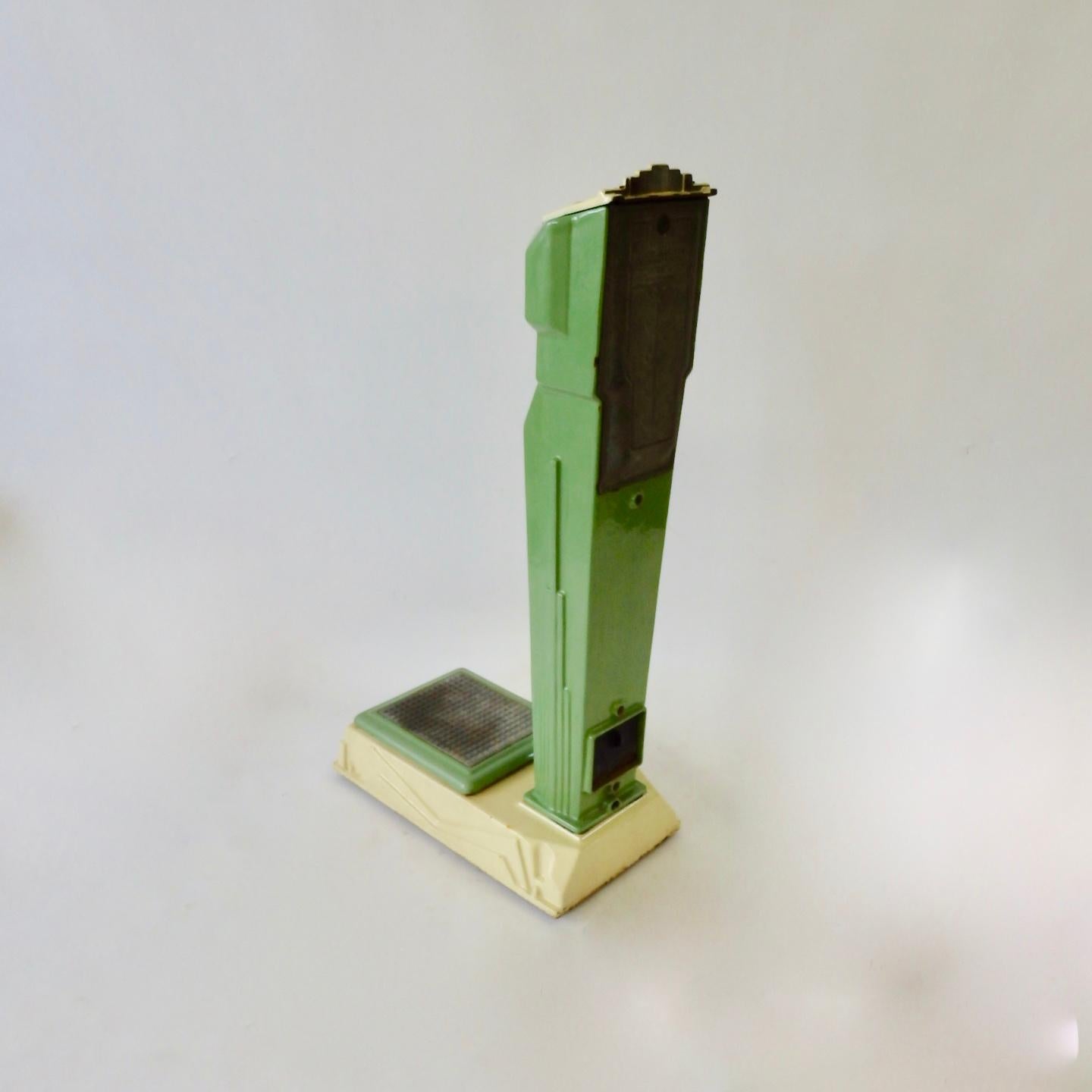 Americano Mills Novelty Art Deco Green Porcelain Penny Scale in vendita