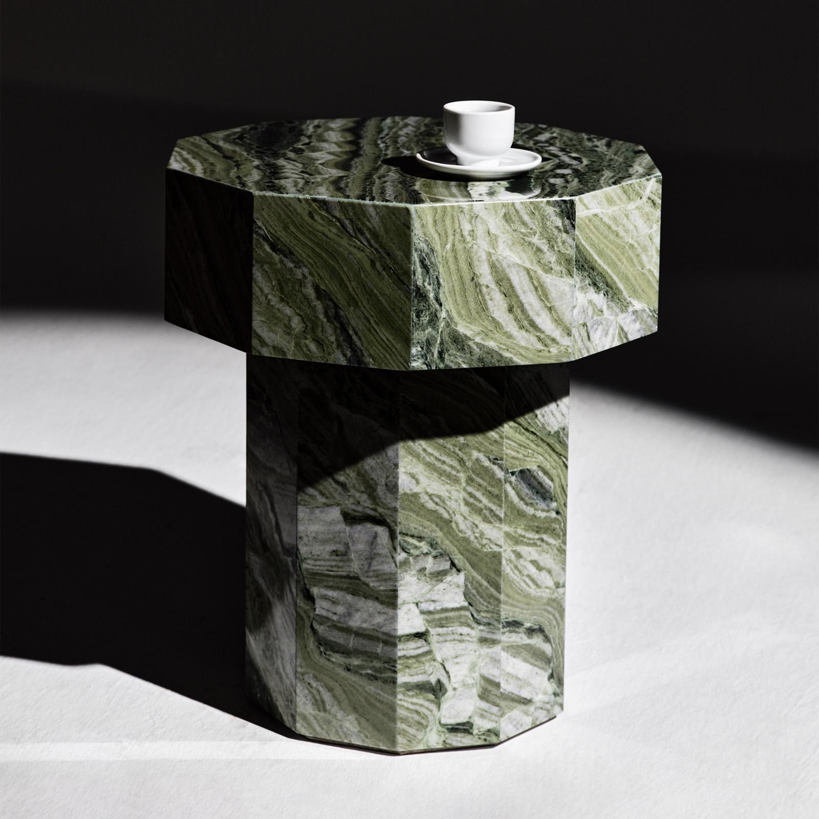 Niedriger Marmortisch aus Millstone in Flussgrün mit drehbarem Marmor Jade von Yellowdot   (Metall) im Angebot