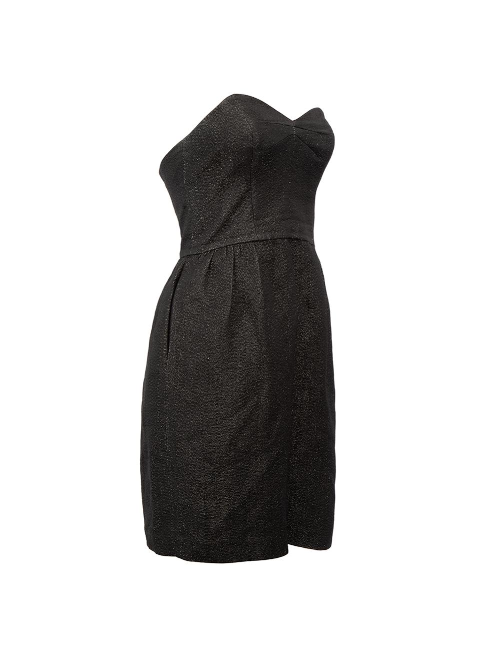 L'ÉTAT est bon. Une usure mineure de la robe est évidente. Légère usure aux deux aisselles et à la doublure avec des marques décolorées sur cet article de revente de designer Milly d'occasion.
 

 

 

 Détails
 

 

 Noir
 

 Synthétique
 

 Mini