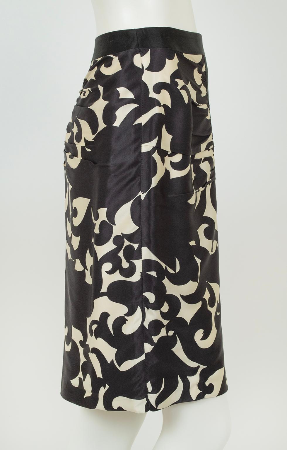Milly Deep Navy and Black Ruched Satin Chinoiserie Pencil Skirt – XS, 2002 In Excellent Condition For Sale In Tucson, AZ