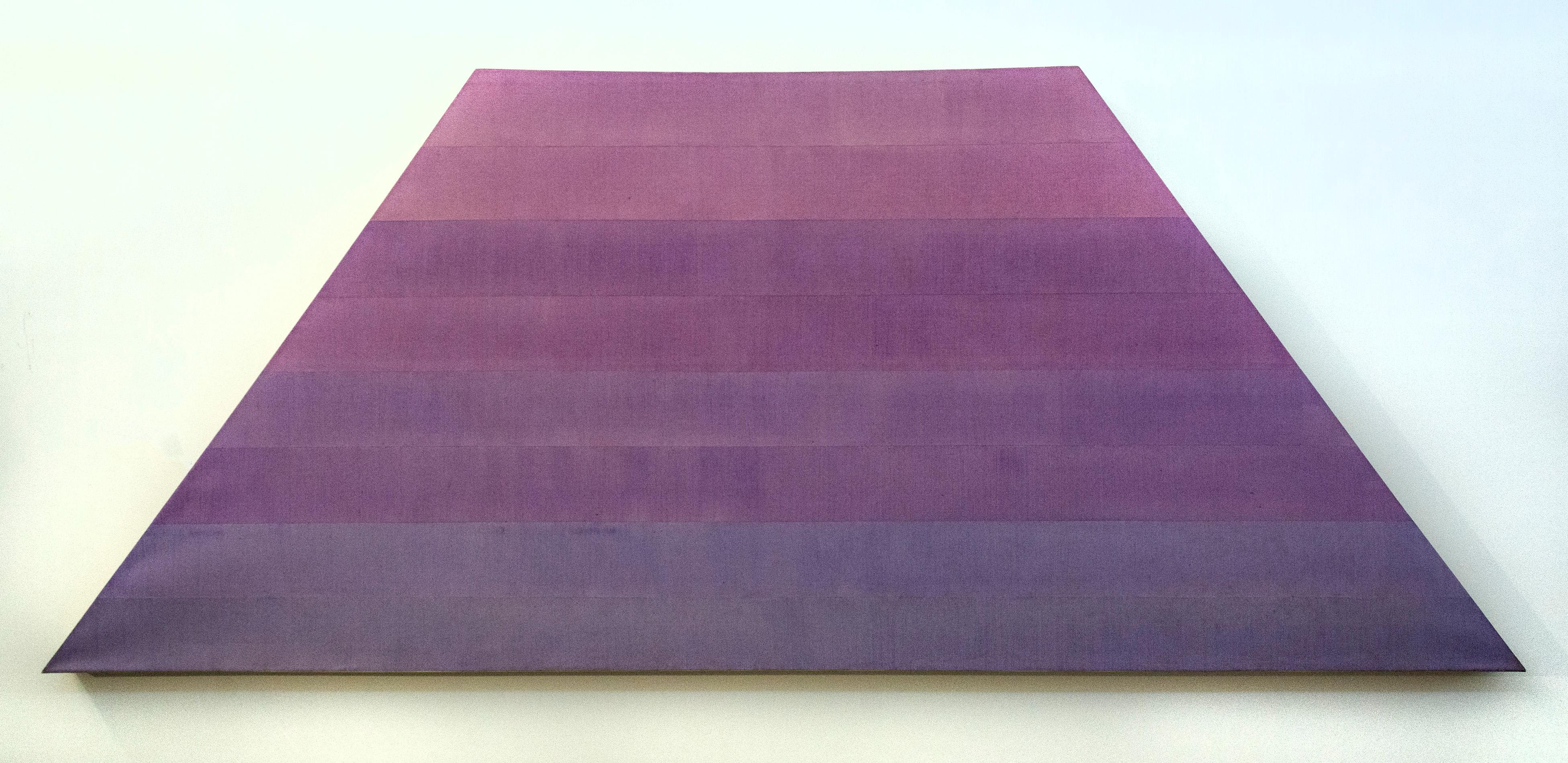 Glide - grande, viola, rosa, sfumature, a righe, astratto, acrilico su tela sagomata - Painting di Milly Ristvedt