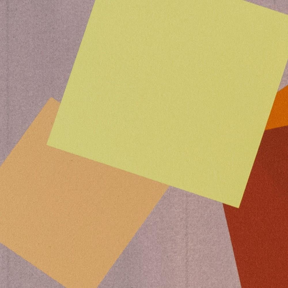 Auf diesem Acrylbild von Milly Ristvedt tanzen und wirbeln präzise Quadrate und Rechtecke in Orange, Rostrot, Grün, Mauve und Weiß auf einem verwaschenen grau-mauvefarbenen Grund. Farbe und Raster stehen im Mittelpunkt von Ristvedts Gemälden, die