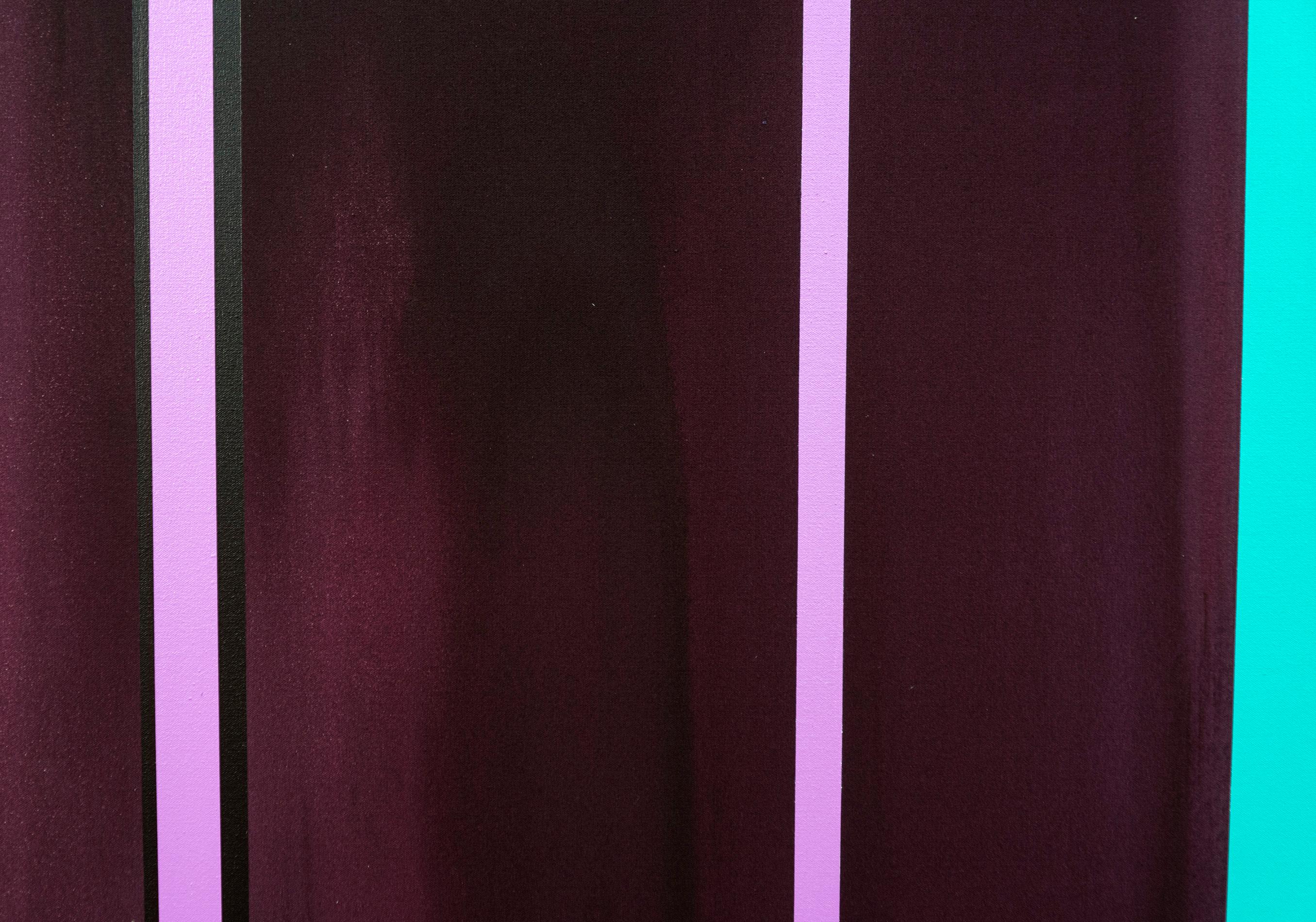 In questo nuovo e audace dipinto astratto di Milly Ristvedt, linee verticali di colore di varie larghezze si stagliano su una morbida e fluida tela bordeaux. Come sempre, la palette di colori, rosa acceso e turchese, è fresca e moderna, un contrasto