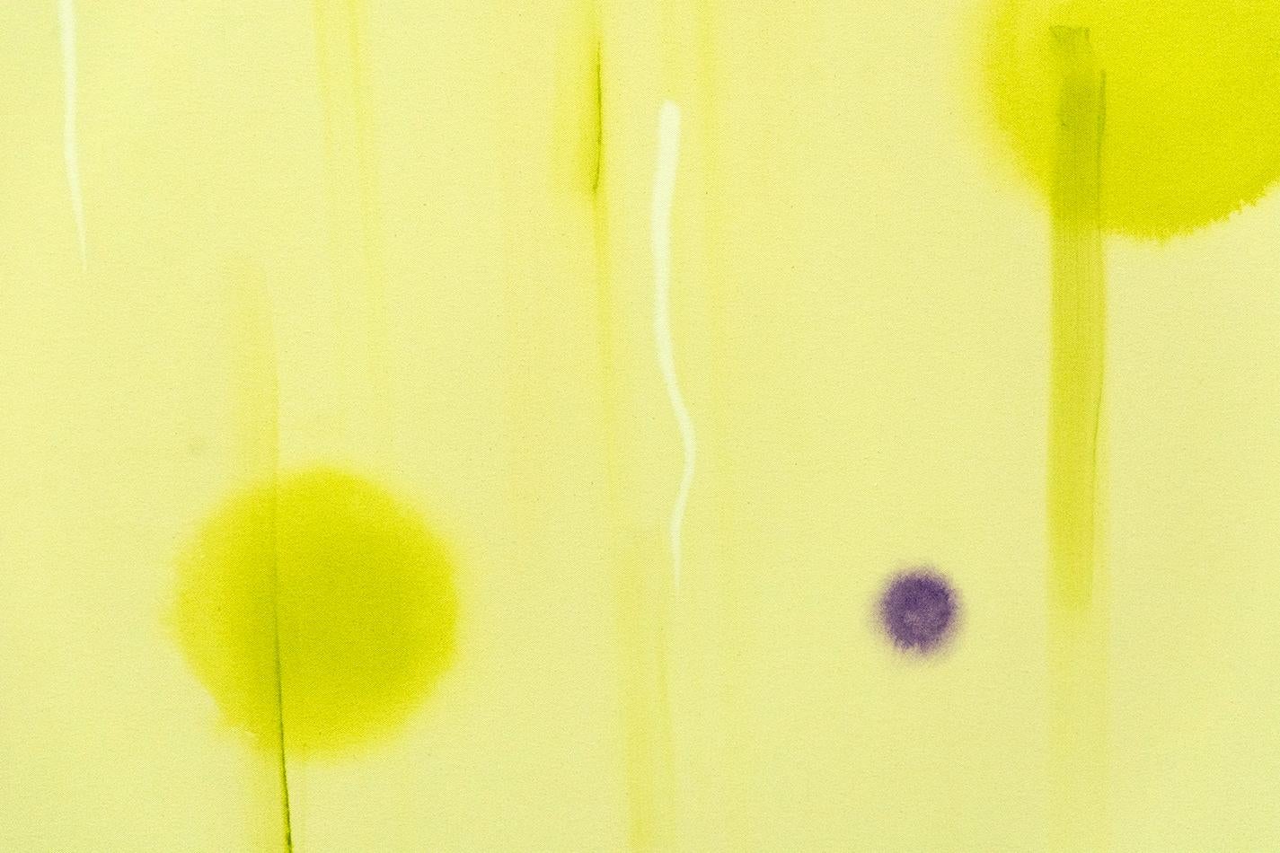 Des gouttes de violet équilibrent le mouvement des orbes jaunes lumineuses dans cette élégante composition chartreuse de Milly Ristvedt. 

