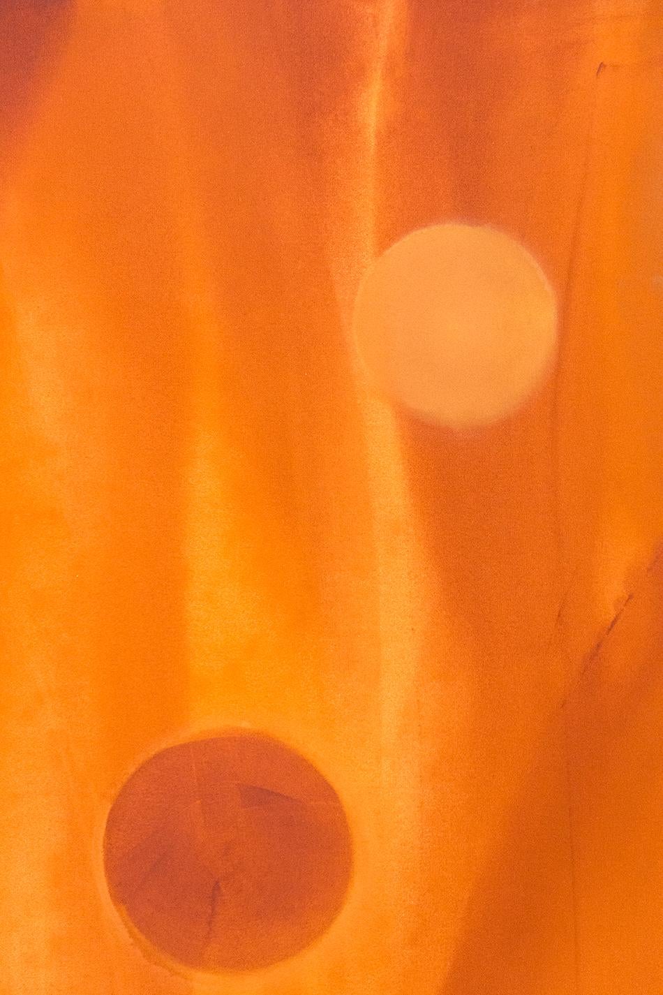 Kugeln in verbranntem Orange, Türkis und Saphirblau tanzen auf dieser meisterhaften Leinwand von Milly Ristvedt in einem lyrischen und jazzigen Tanz über einen orangefarbenen Grund. Das Gemälde demonstriert die kraftvolle Ästhetik des Künstlers und