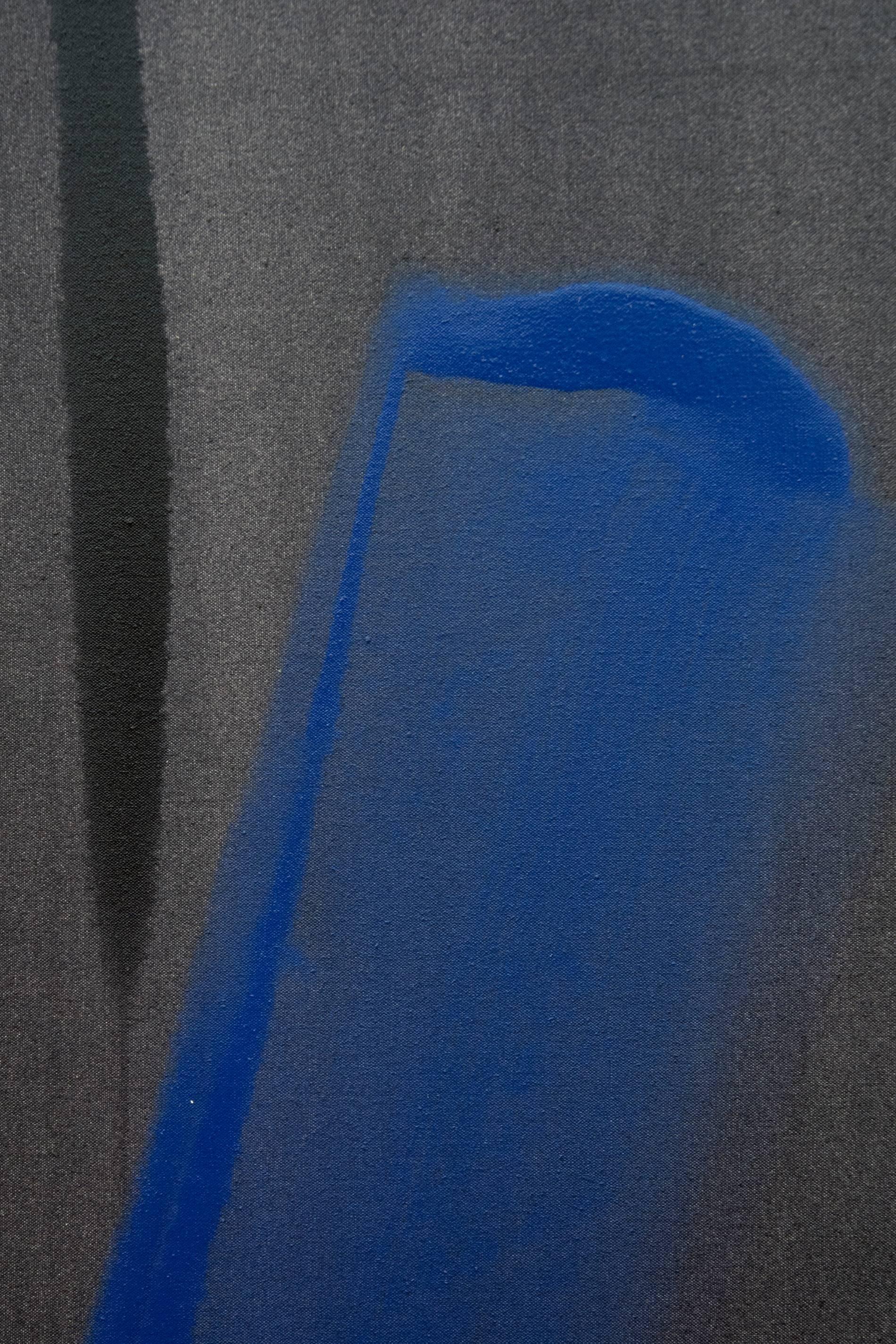 I colori arancione ruggine, rosa bubble gum, acqua, blu oltremare e nero si muovono in una processione orchestrata su un fondo di carbone bagnato in questo acrilico di Milly Ristvedt. Questa grande tela quadrata in acrilico è una narrazione poetica
