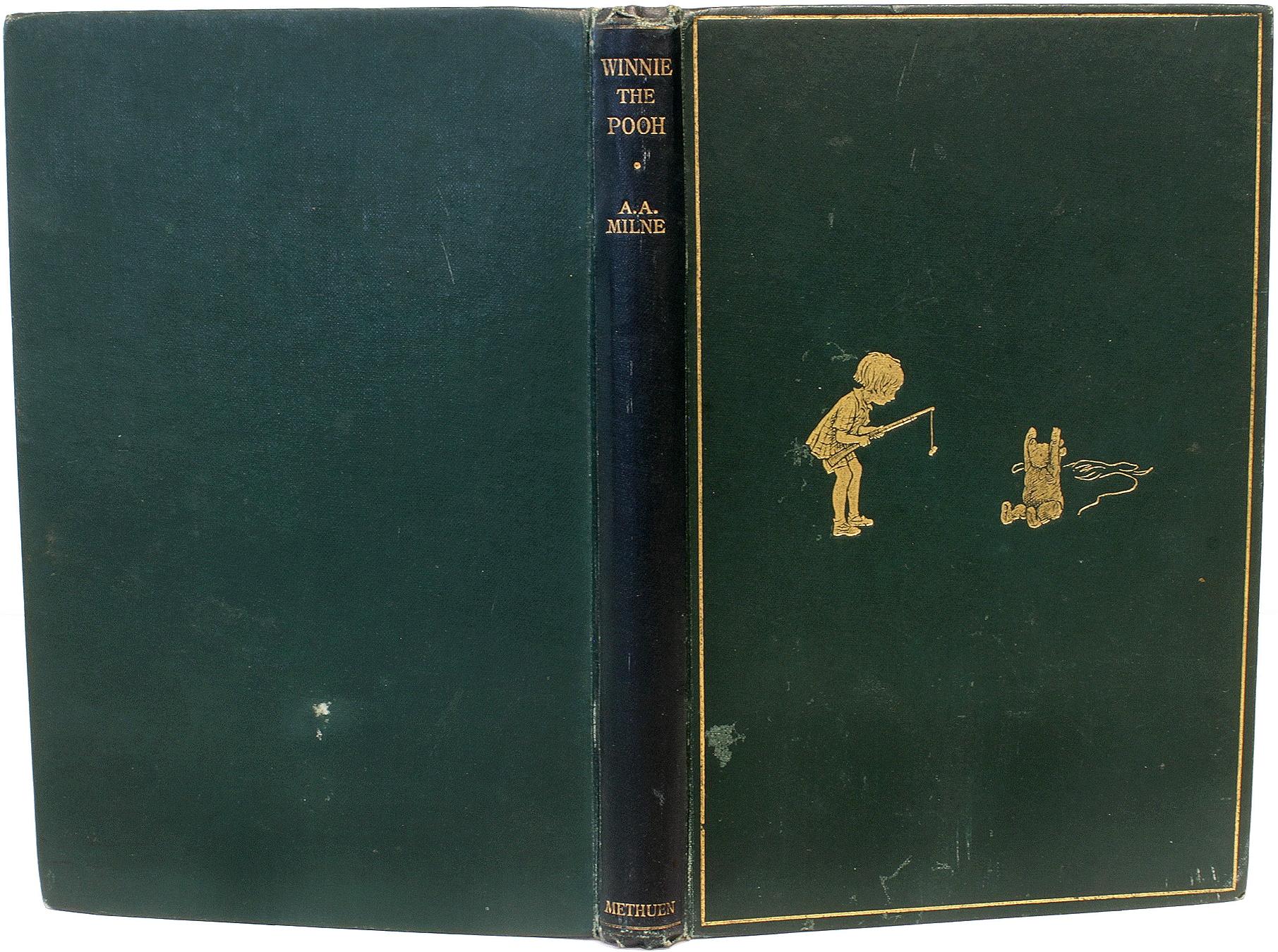 AUTORE: MILNE, A.A. MILNE. 

TITOLO: Winnie The Pooh.

EDITORE: Londra: Methuen & Co. Ltd., 1926.

DESCRIZIONE: PRIMA EDIZIONE PRIMA STAMPA. 1 volume, illustrato da E. H. Shephard. Rilegato in tela verde originale stampata in oro, con bordo