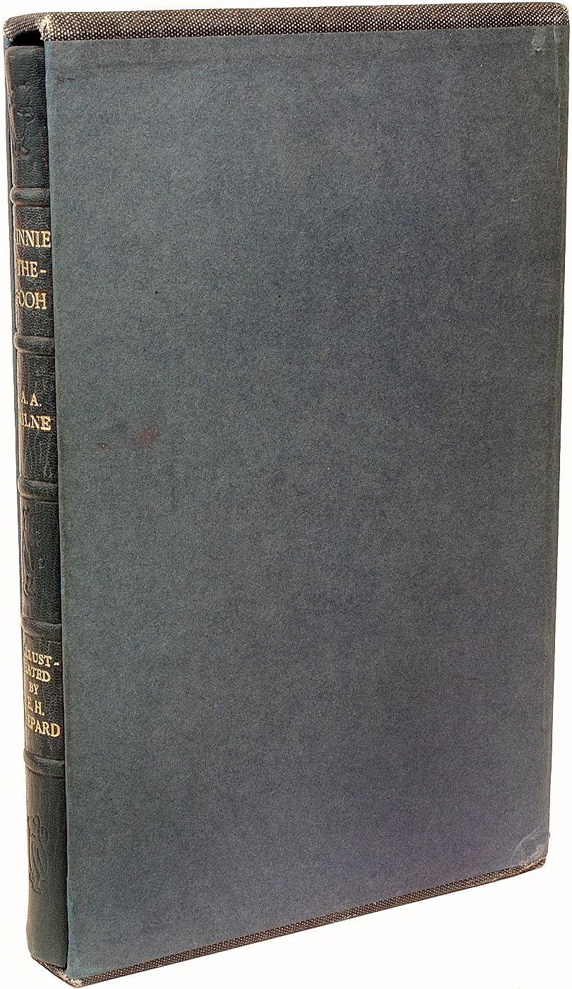 AUTEUR : MILNE, A. A...

TITRE : Winnie l'ourson.

ÉDITEUR : Londres : Methuen Children's Books, 1973.

DESCRIPTION : PREMIÈRE ÉDITION LIMITÉE SIGNÉE. 1 vol, 9-1/2