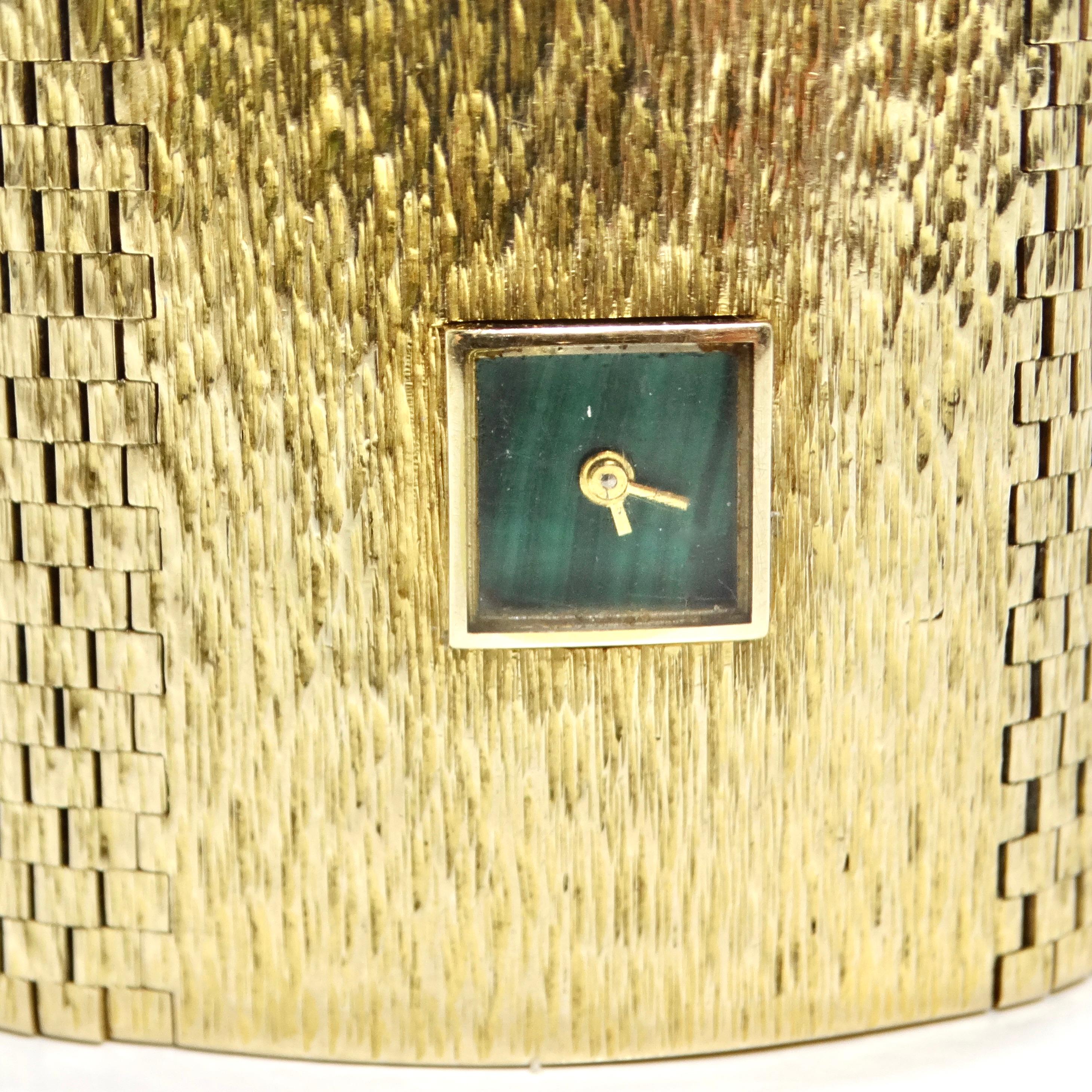 Voici la montre bracelet Milner Gold Malachite des années 1970, une étonnante pièce d'horlogerie vintage qui respire l'élégance et le luxe intemporels. Fabriquée en Angleterre dans les années 1970, cette montre-bracelet est un véritable témoignage