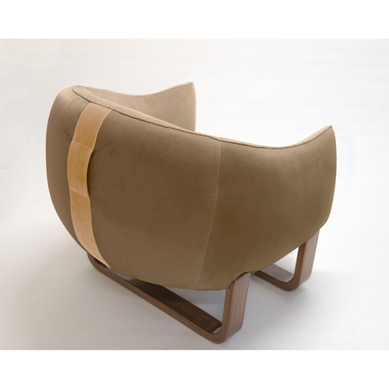 Der Sessel Milo verfügt über zwei Bugholzfüße und -beine in luxuriöser Lackierung, während der Milo Bean mit Ledergriffen ausgestattet ist, die das Tragen erleichtern. Das farbenfrohe, kurvenreiche Duo, das von Marie Burgos entworfen wurde, kann