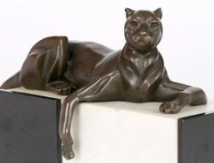 Sculpture en bronze de style Art Déco représentant une panthère au repos sur un Stand en marbre