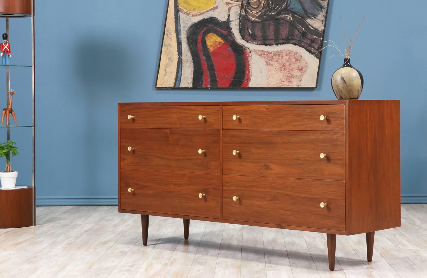 Milo Baughman Six-Drawer Walnut Dresser for Glenn of California In Excellent Condition In Los Angeles, CA