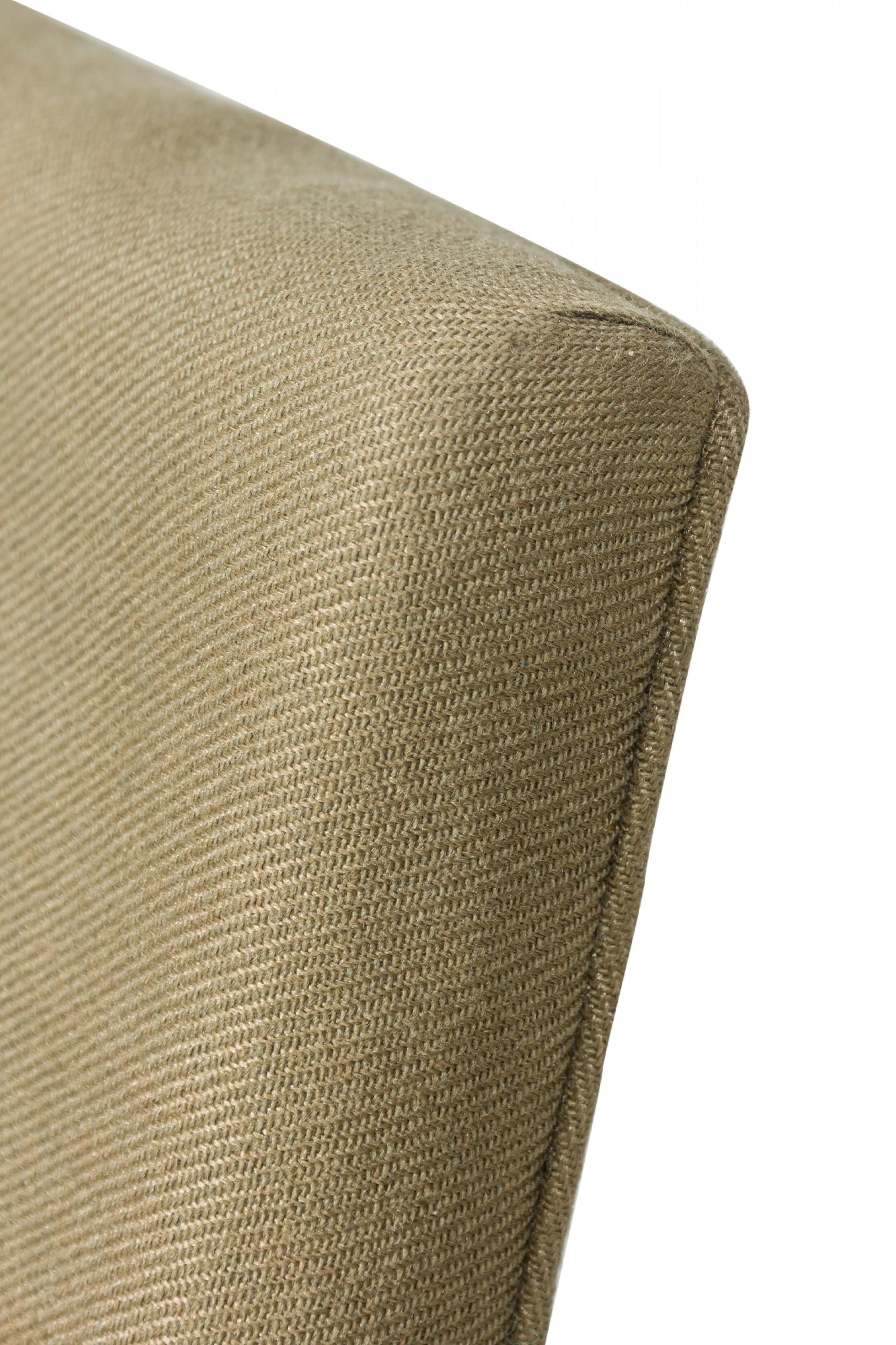 Amerikanischer Mid-Century-Loungesessel mit poliertem Chrom-Flachstangengestell, gepolstert mit einem leicht strukturierten beige/taupefarbenen Stoff. (MILO BAUGHMAN)(Ähnlicher Stuhl in lila Polsterung: REG5102B)
 

 Abnutzung und Verfärbung der