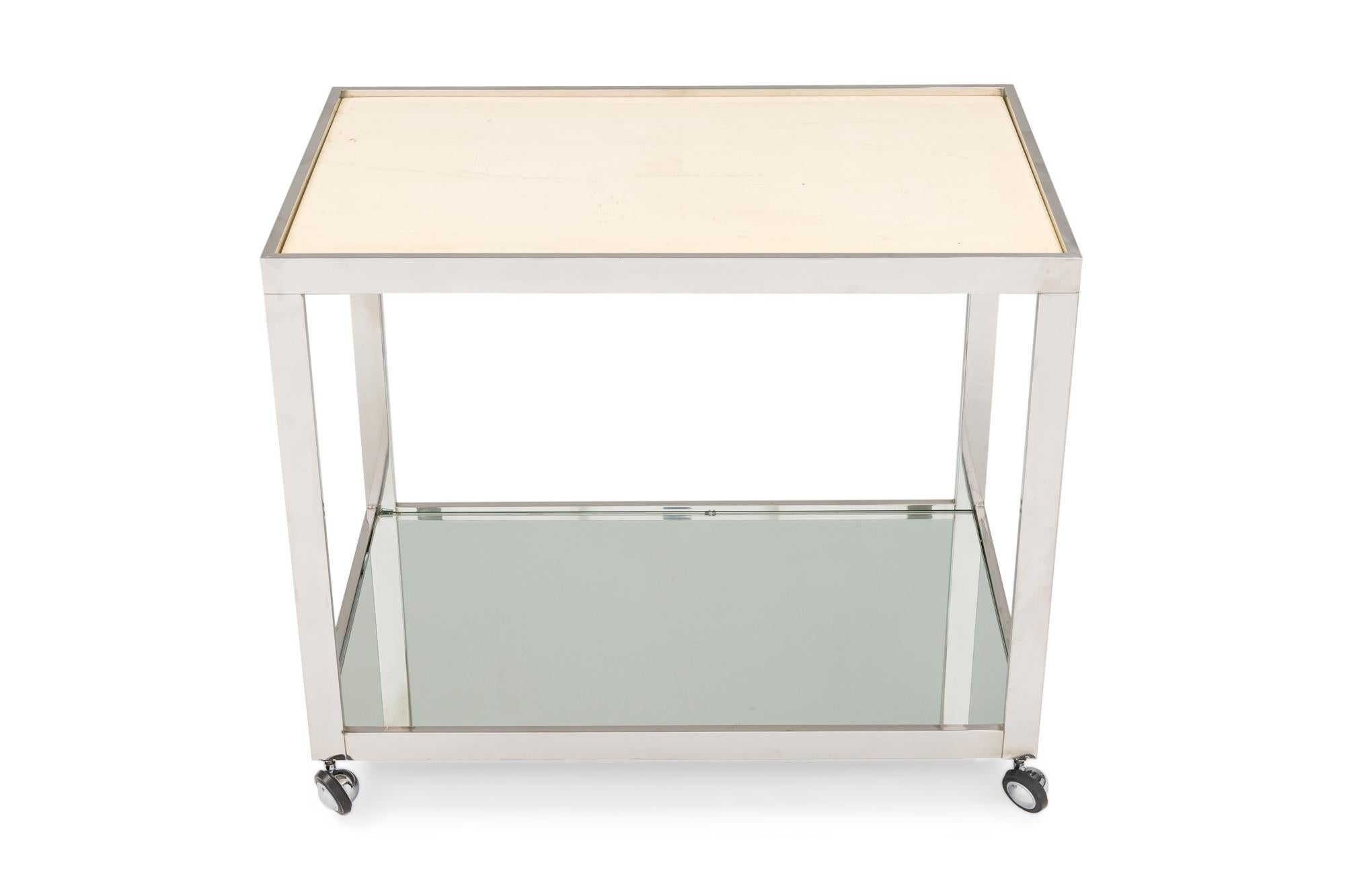 Carrello da portata rettangolare del Mid-Century americano con struttura cromata lucida, piano in pietra lucida beige e ripiano inferiore a specchio, appoggiato su quattro rotelle. (MILO BAUGHMAN)

Condit: Buono; Piccole perdite
