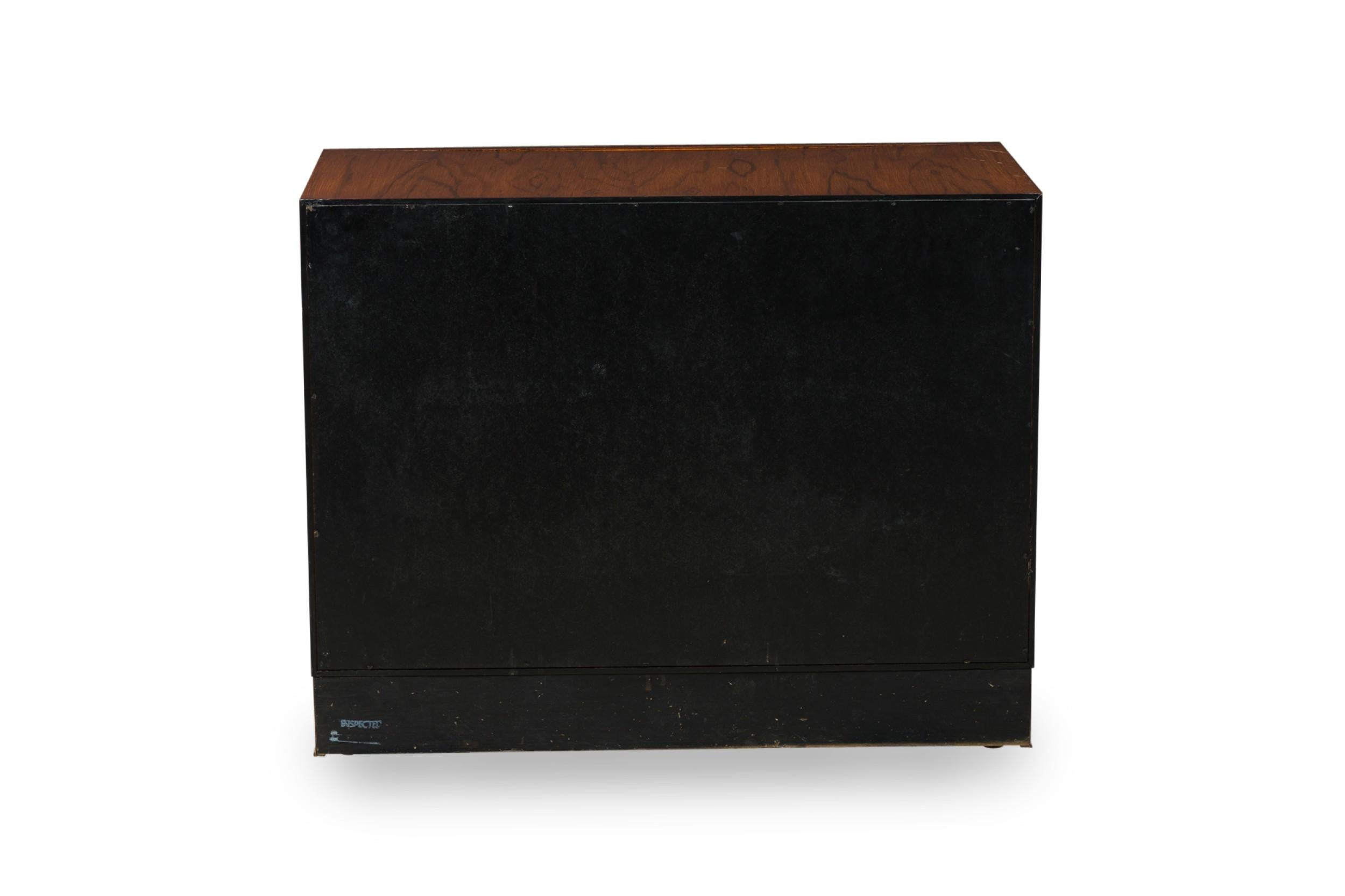 Milo Baughman American Mid-Century Rosewood and Brass Commode / Chest of Drawers In Good Condition For Sale In New York, NY