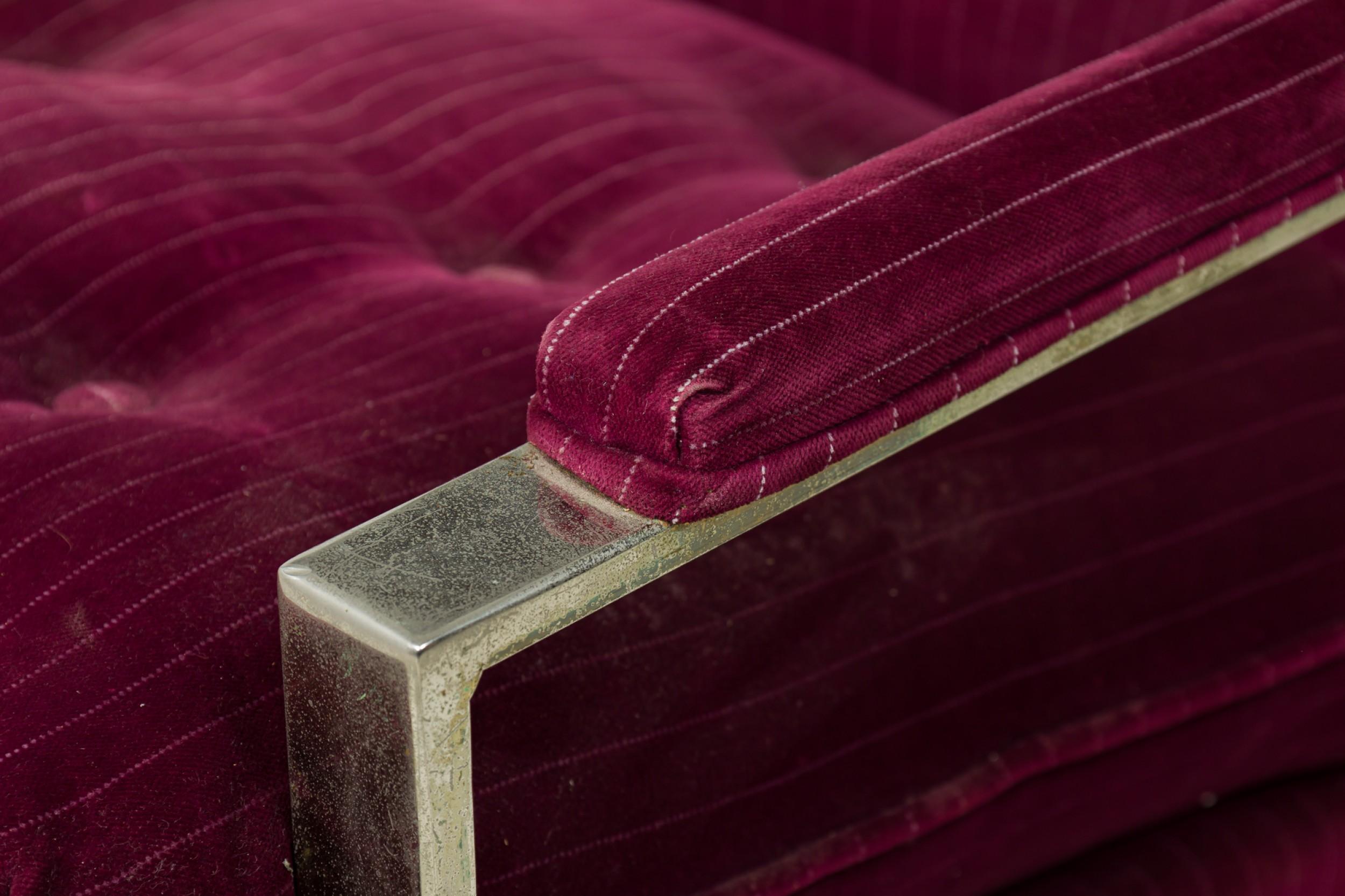 Fauteuil de salon américain en velours violet tapissé de chrome plat Milo Baughman en vente 1