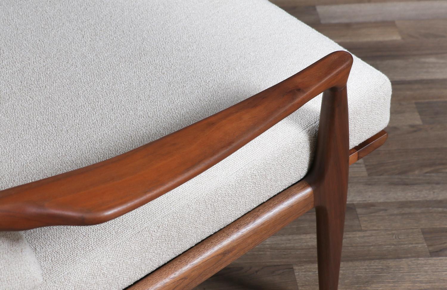 Milieu du XXe siècle Chaise longue en noyer 
