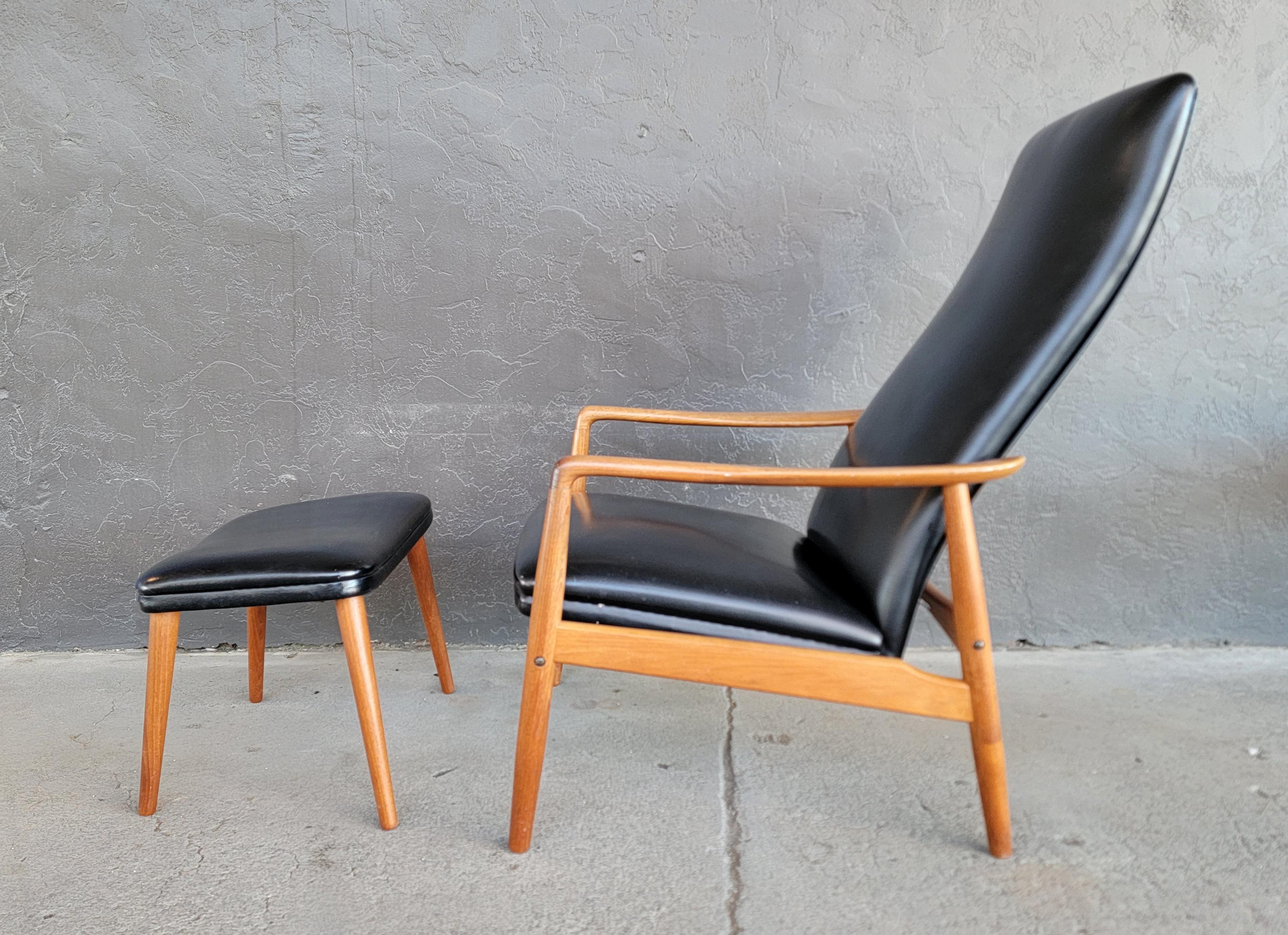 Beautiful reclining lounge chair with accompanying ottoman attributed to Milo Baughman. Sculptural chair frame with nice glow to finish. Classic peg leg construction to foot stool. Chair adjusts to 2 positions easily by lifting front of chair