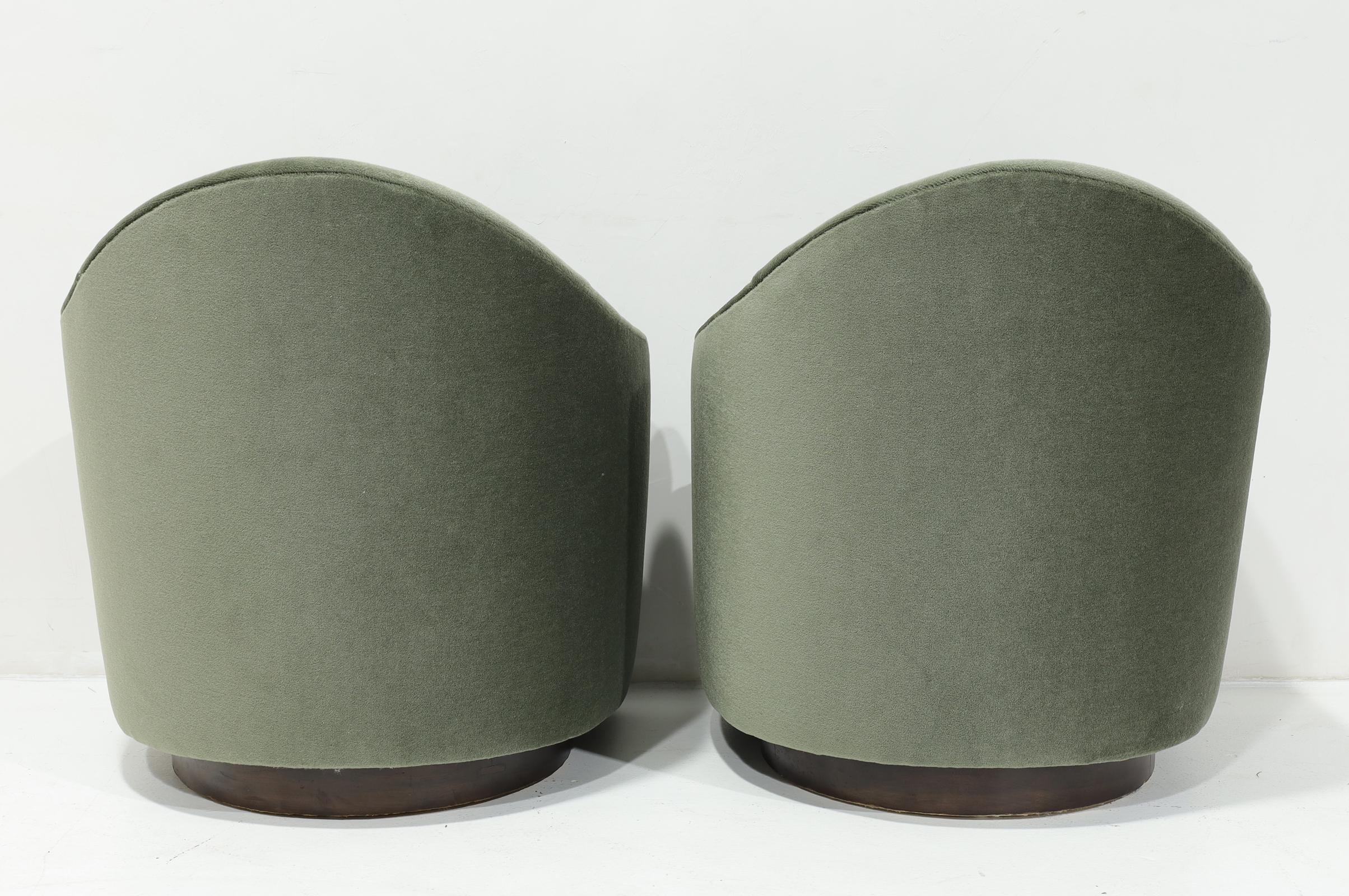 Mid-Century Modern Milo Baughman Style Teardrop Lounge Chairs in Vendome Mohair en vente