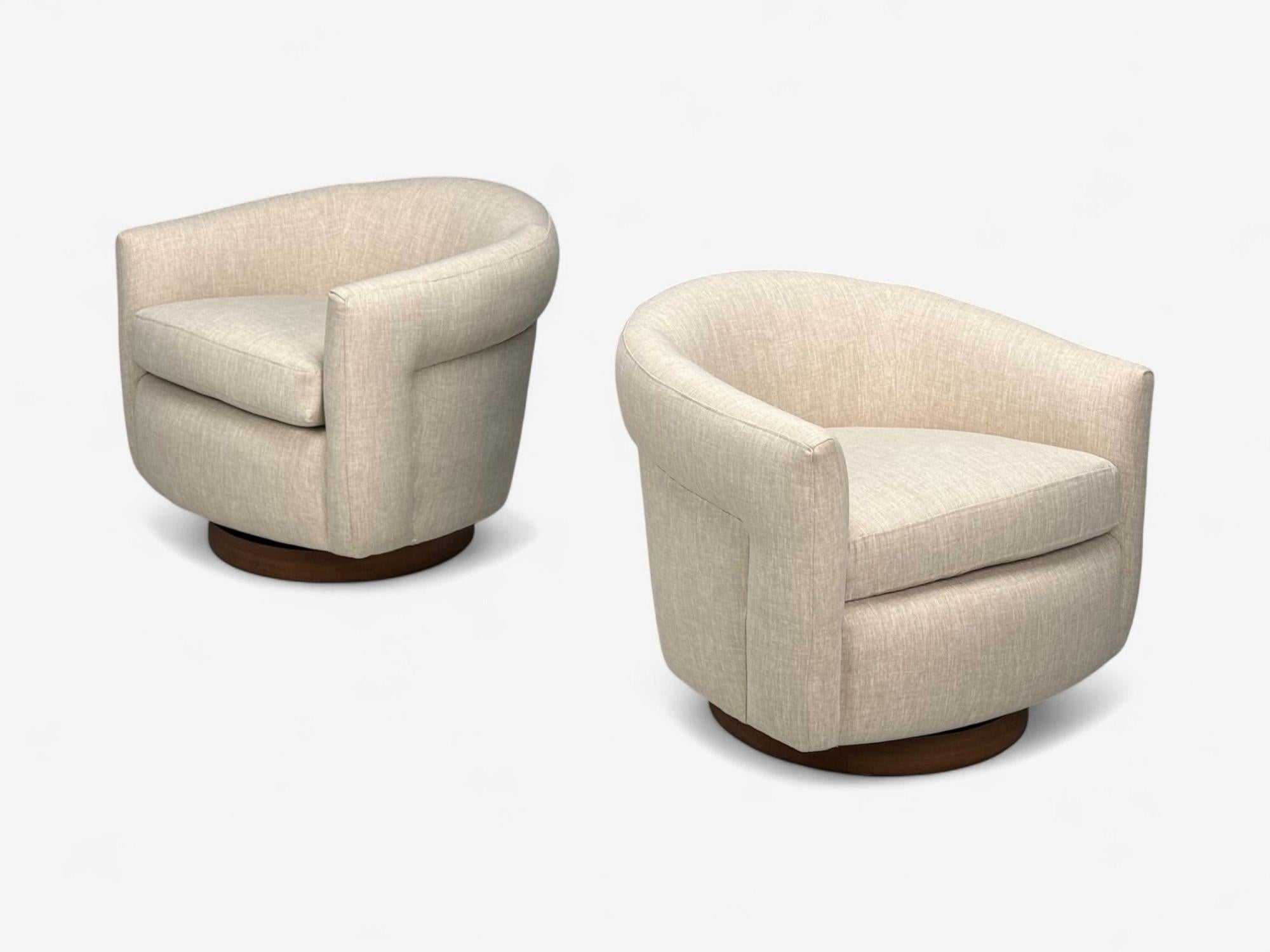 Milo Baughman, Thayer Coggin, modernité américaine du milieu du siècle, tapisserie beige, noyer, chaises inclinables et pivotantes, États-Unis, années 1970

Paire de chaises 
