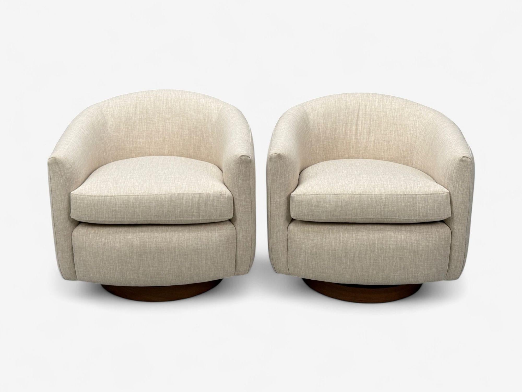 Mid-Century Modern Milo Baughman, tapisserie beige, noyer, chaises basculantes et pivotantes, États-Unis, années 1970 en vente