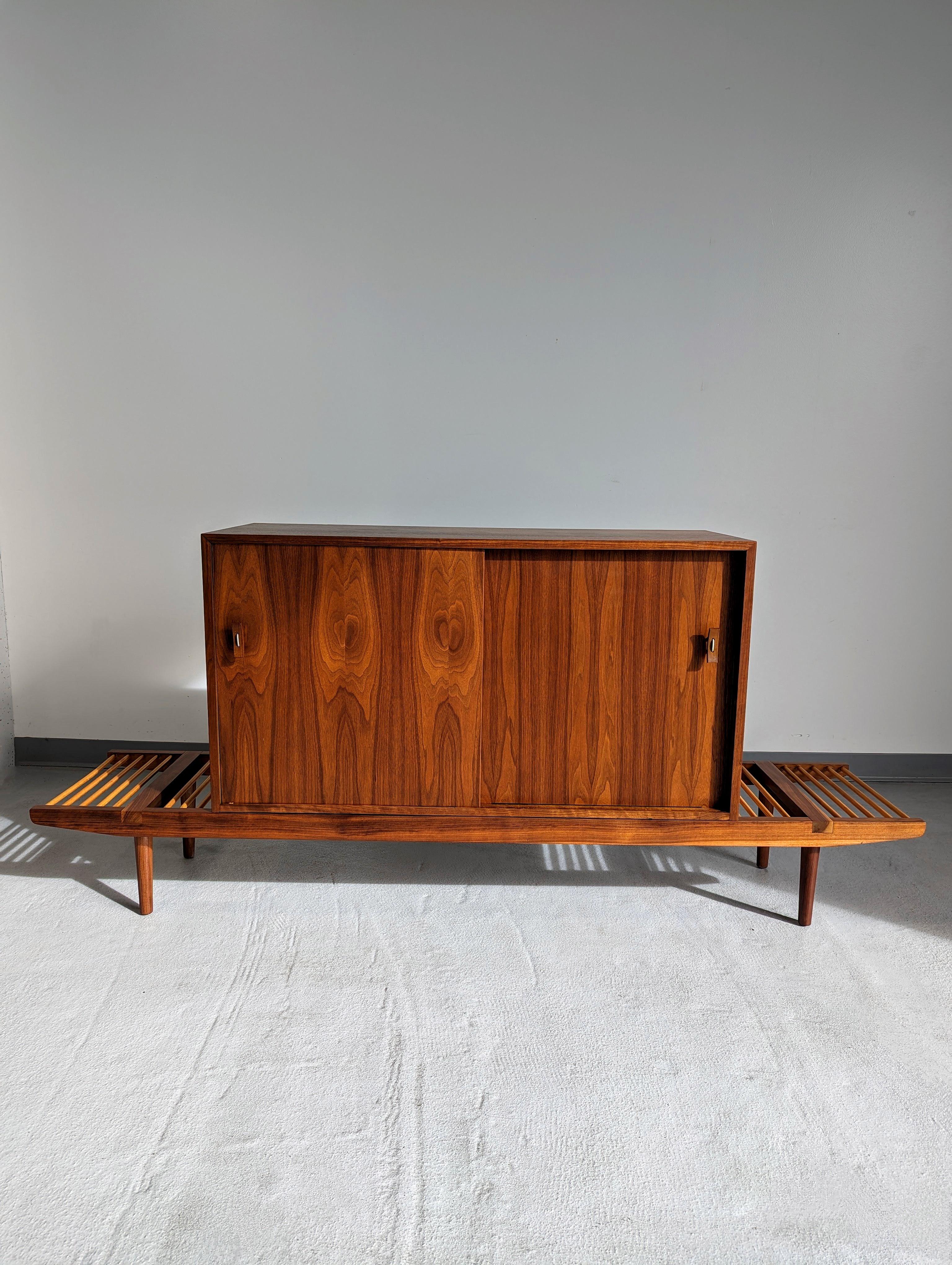 Raro design modulare  di Milo Baughman per Glenn of California. Il set è composto dalla panca n. 281 con gambe tornite in legno e dal buffet n. 1681. 1681.  Il set può essere disposto in diversi modi e si possono aggiungere o togliere altri pezzi.