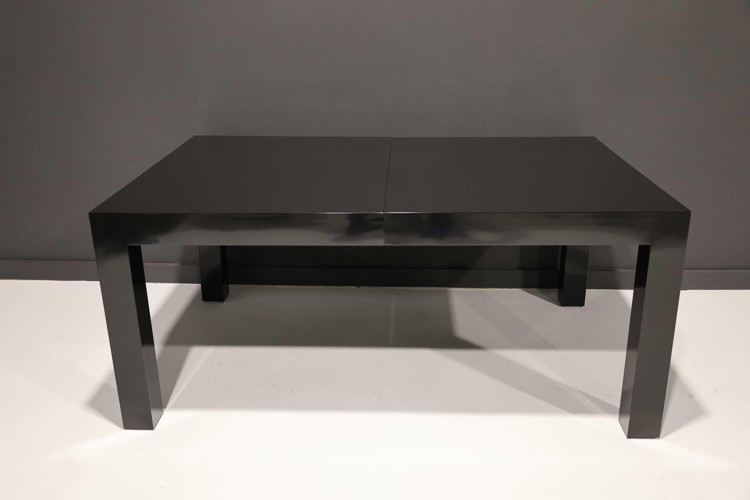 Bois Table de salle à manger de style Parsons en laque noire Milo Baughman en vente