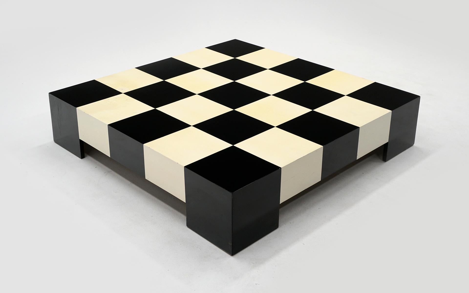 Milo Baughman Black & White Checkerboard Coffee Table with 3 Large Chess Pieces In Good Condition In Kansas City, MO
