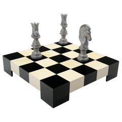 Milo Baughman Black & Table basse en damier blanc avec 3 grandes pièces d'échecs