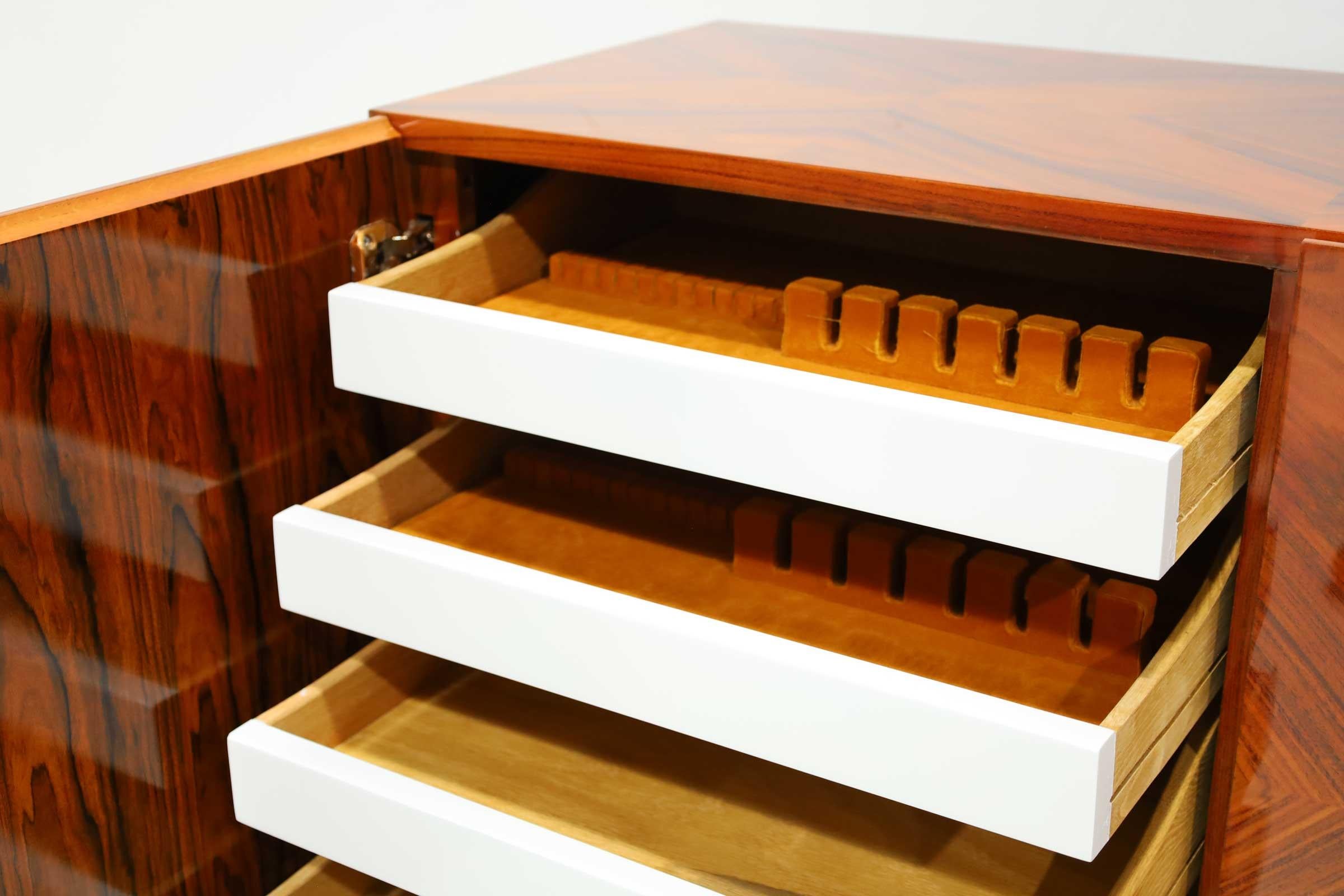 Credenza in palissandro abbinata a libri di Milo Baughman in vendita 3