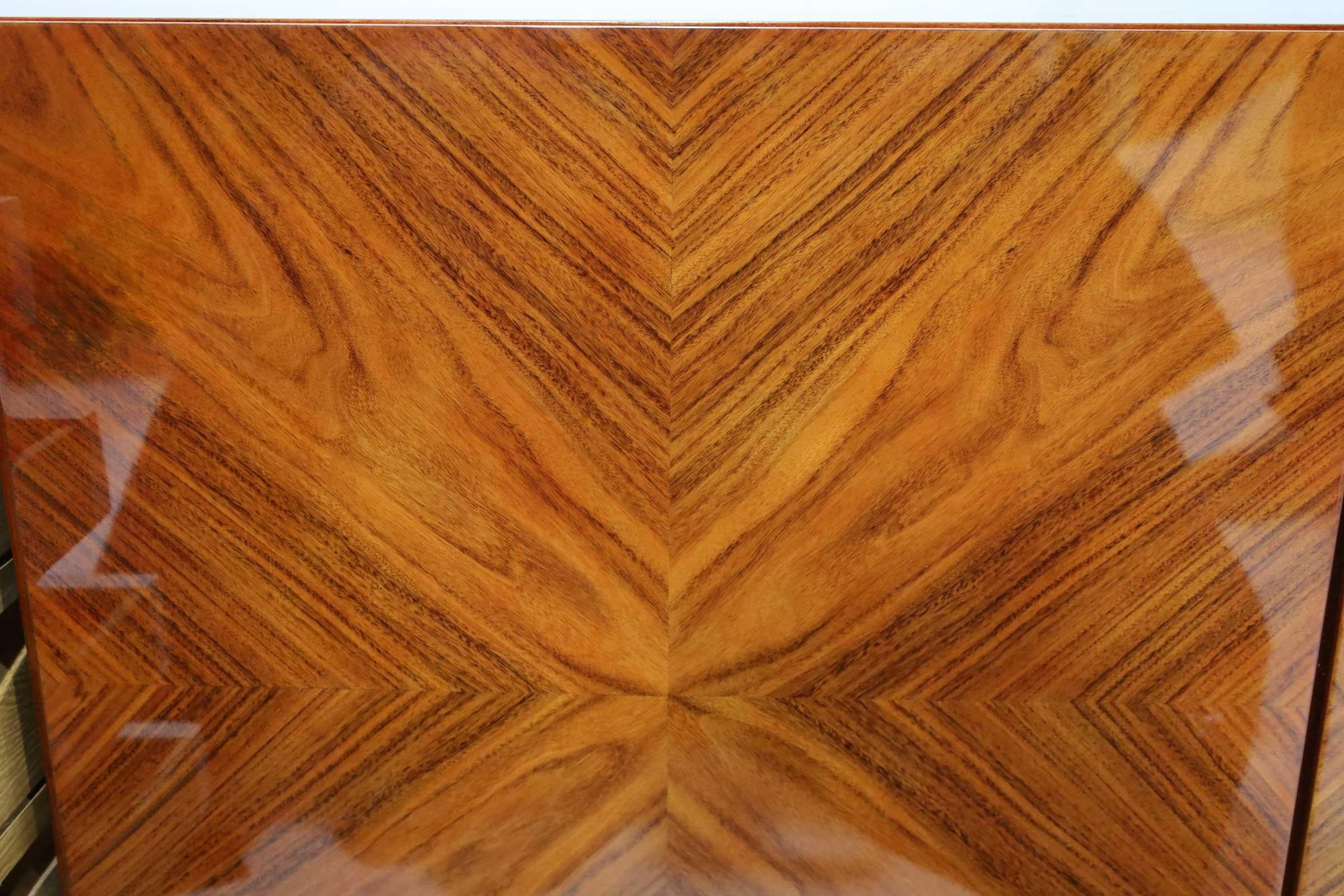 Credenza in palissandro abbinata a libri di Milo Baughman in vendita 4