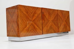 Buffet en bois de rose assorti à un livre Milo Baughman