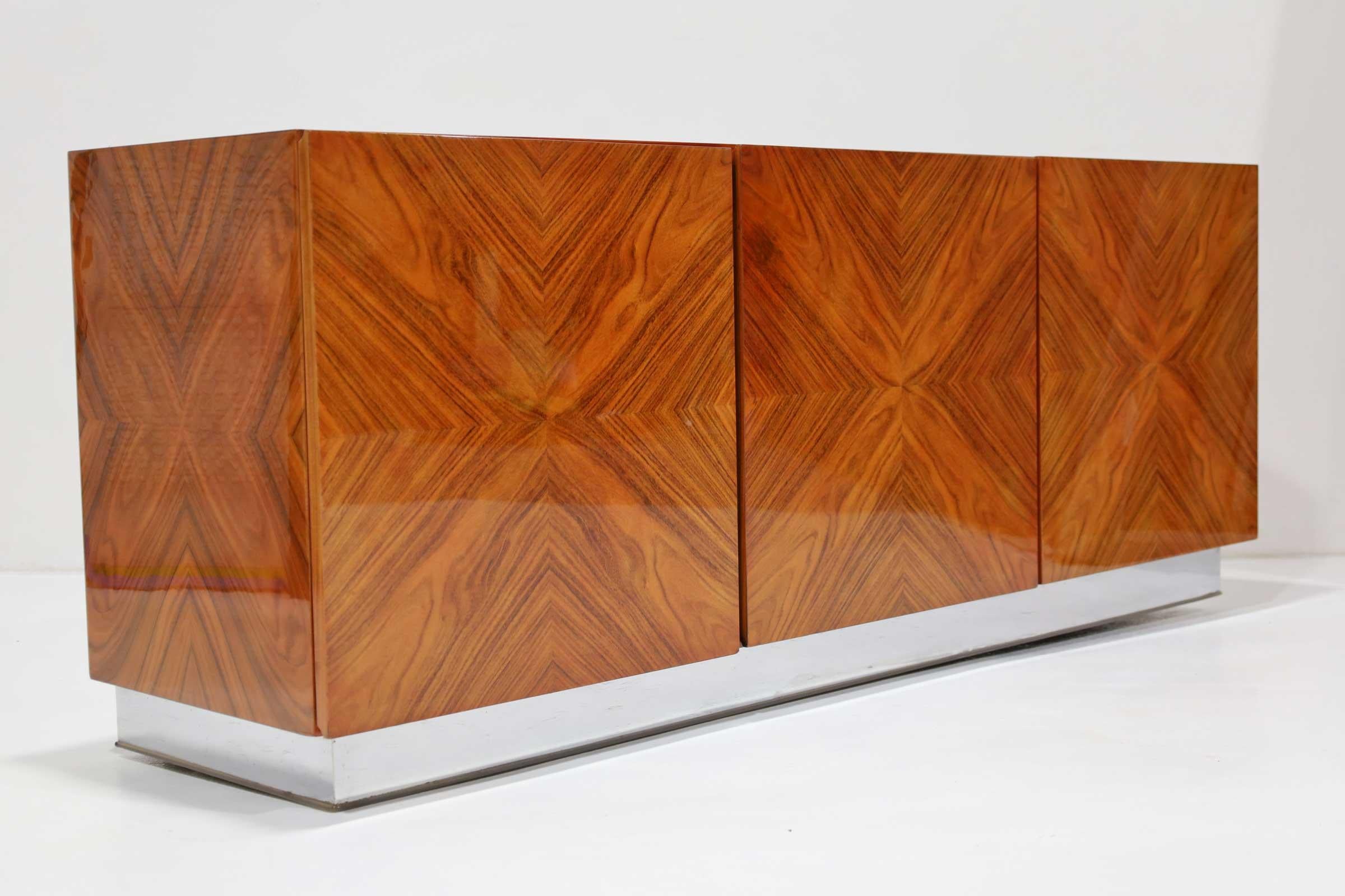 Credenza in palissandro abbinata a libri di Milo Baughman In condizioni buone in vendita a Dallas, TX