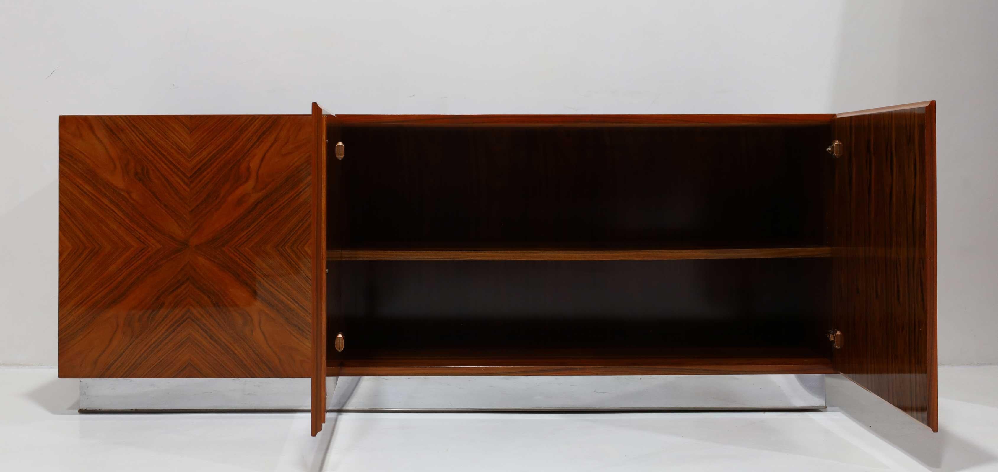 Credenza in palissandro abbinata a libri di Milo Baughman in vendita 1