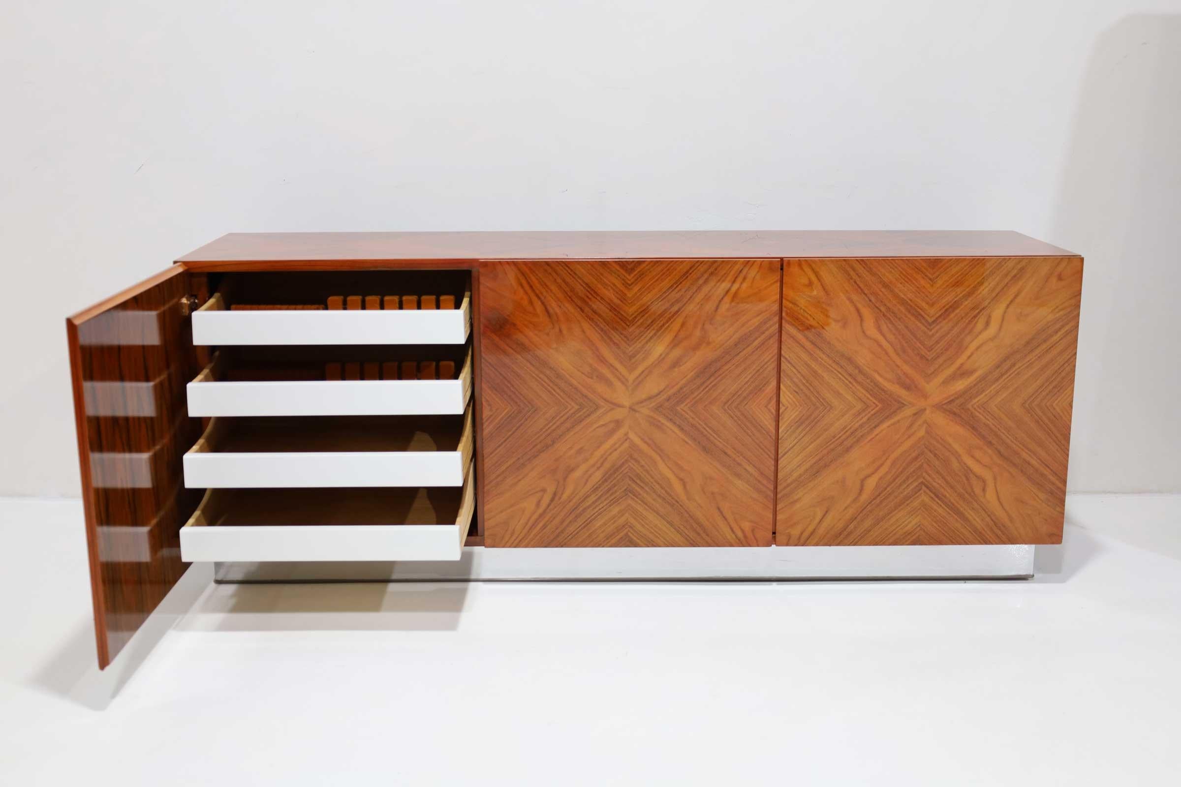 Credenza in palissandro abbinata a libri di Milo Baughman in vendita 2