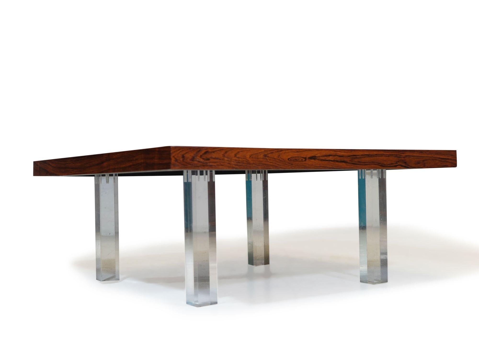 Américain Table basse brésilienne en bois de rose et lucite de Milo Baughman en vente