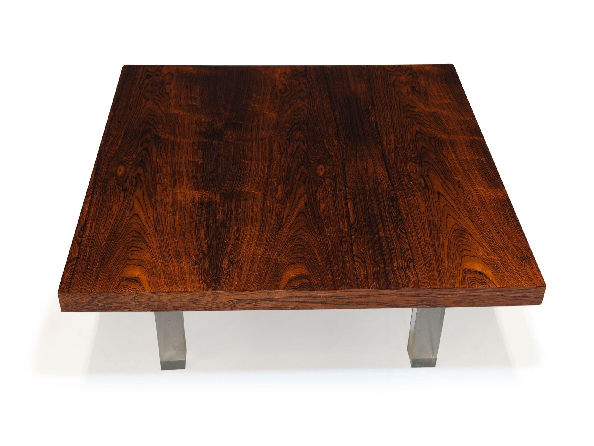 20ième siècle Table basse brésilienne en bois de rose et lucite de Milo Baughman en vente