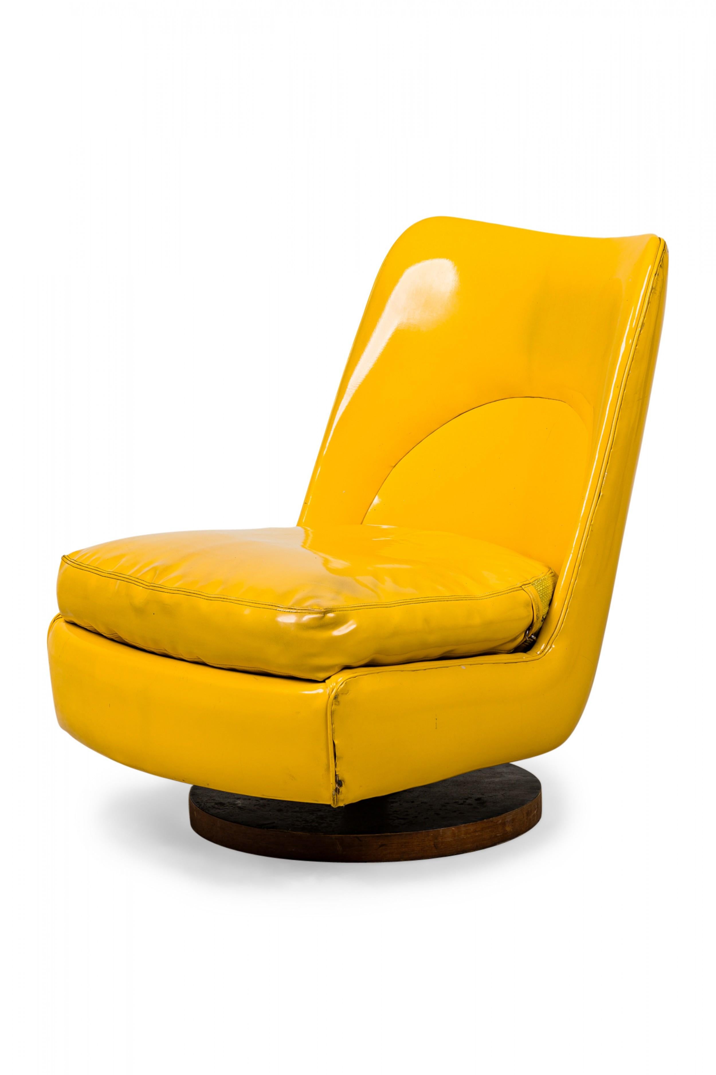 Chaise pantoufle pivotante / inclinable Milo Baughman en cuir verni jaune vif en vente 3