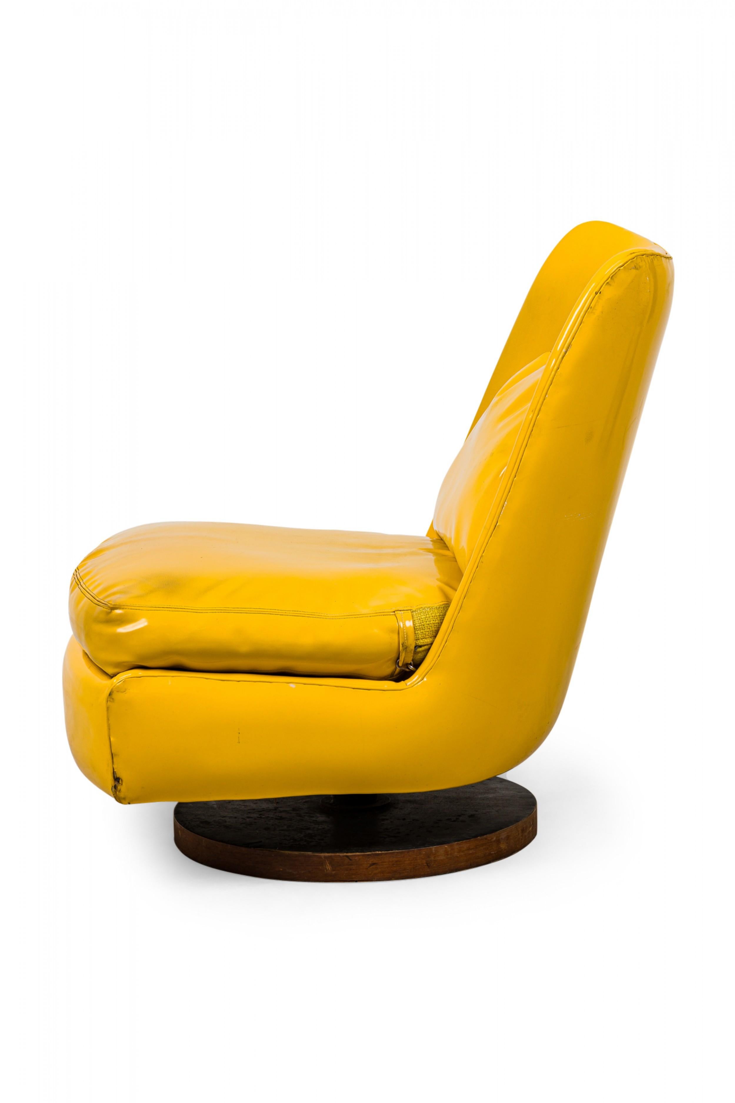 Mid-Century Modern Chaise pantoufle pivotante / inclinable Milo Baughman en cuir verni jaune vif en vente