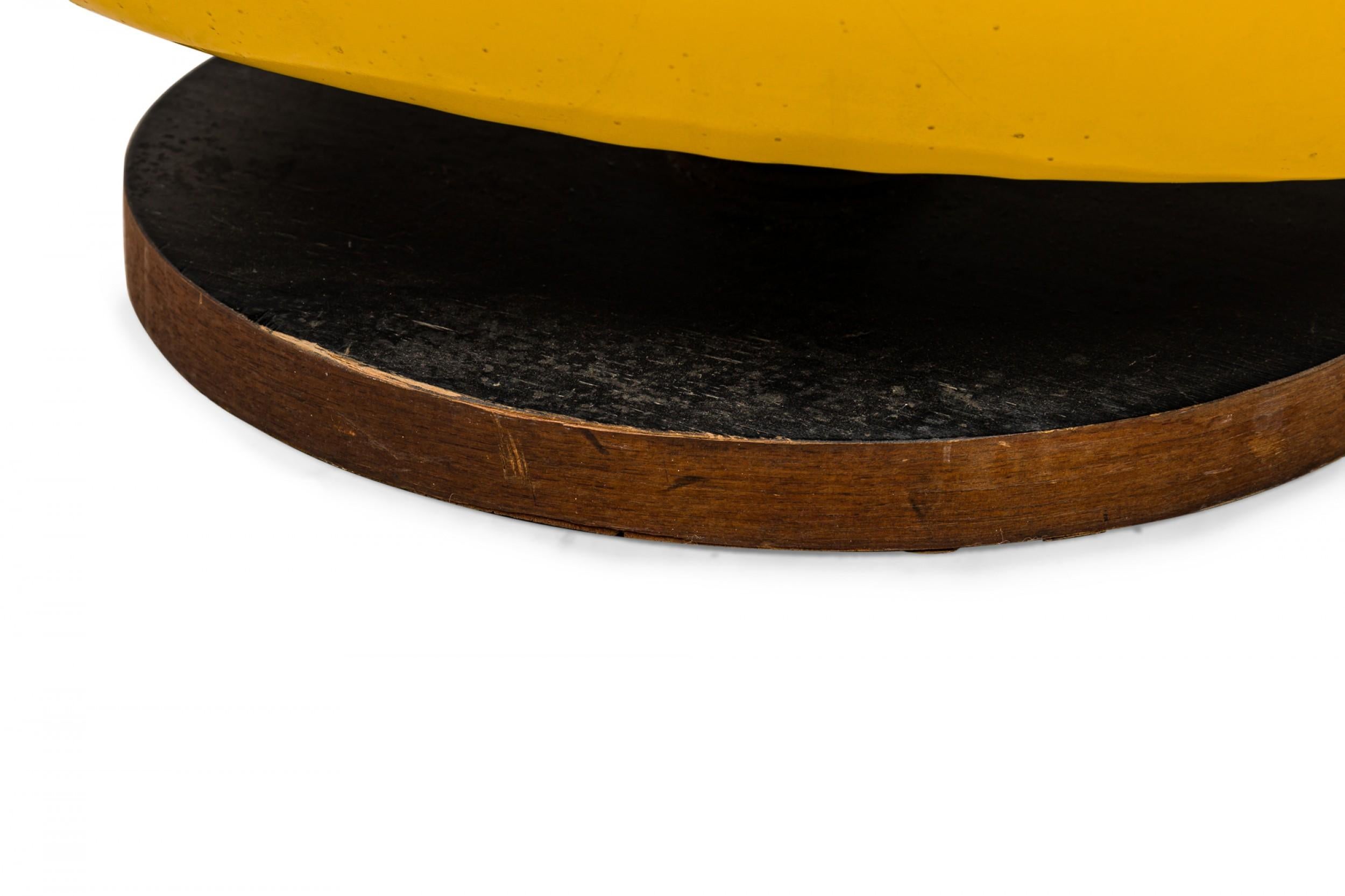 20ième siècle Chaise pantoufle pivotante / inclinable Milo Baughman en cuir verni jaune vif en vente