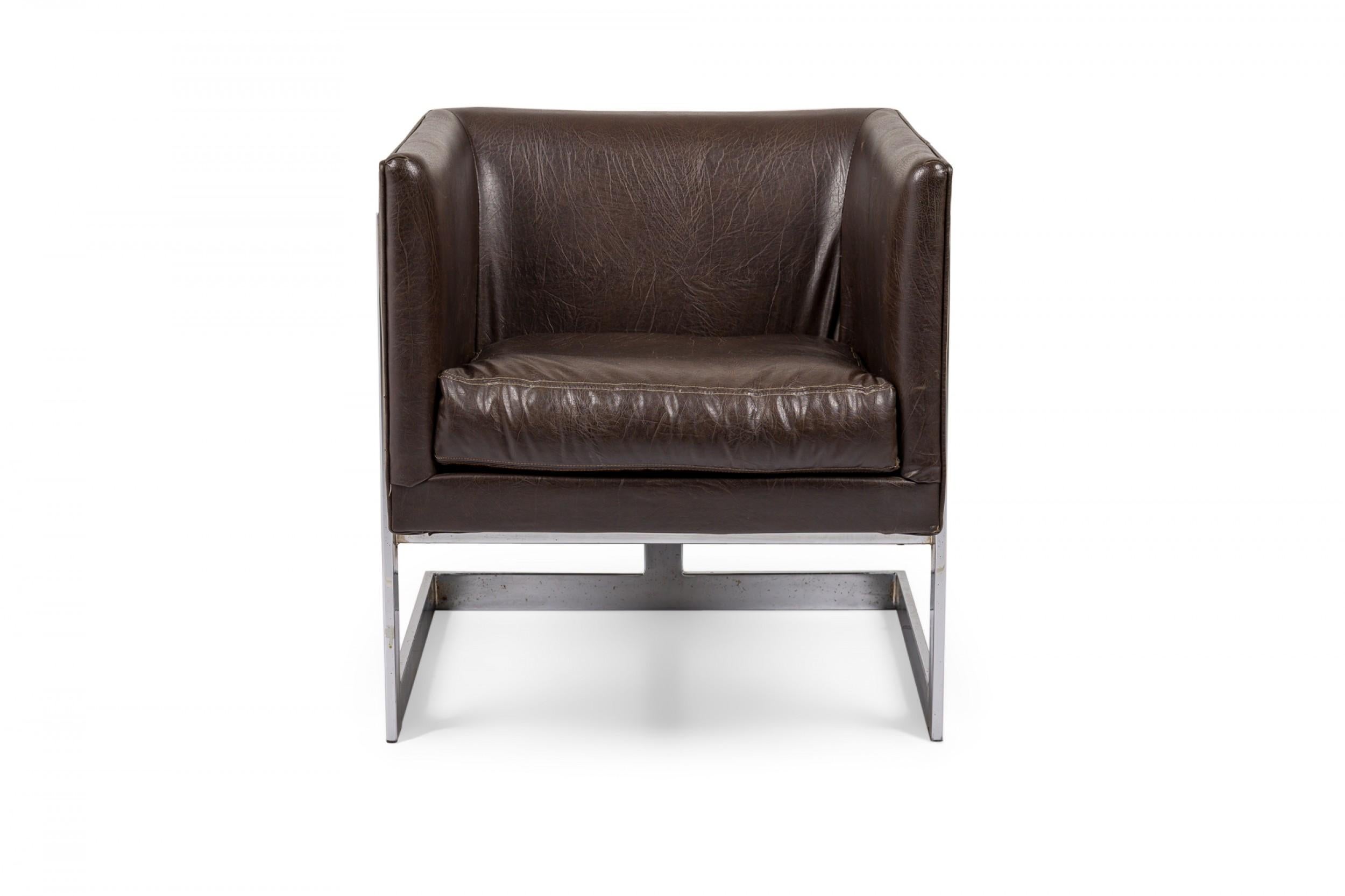 American Mid-Century cube form lounge / armchair with chocolate brown leather upholstery, resting on four short metal legs. (Milo Baughman).
   