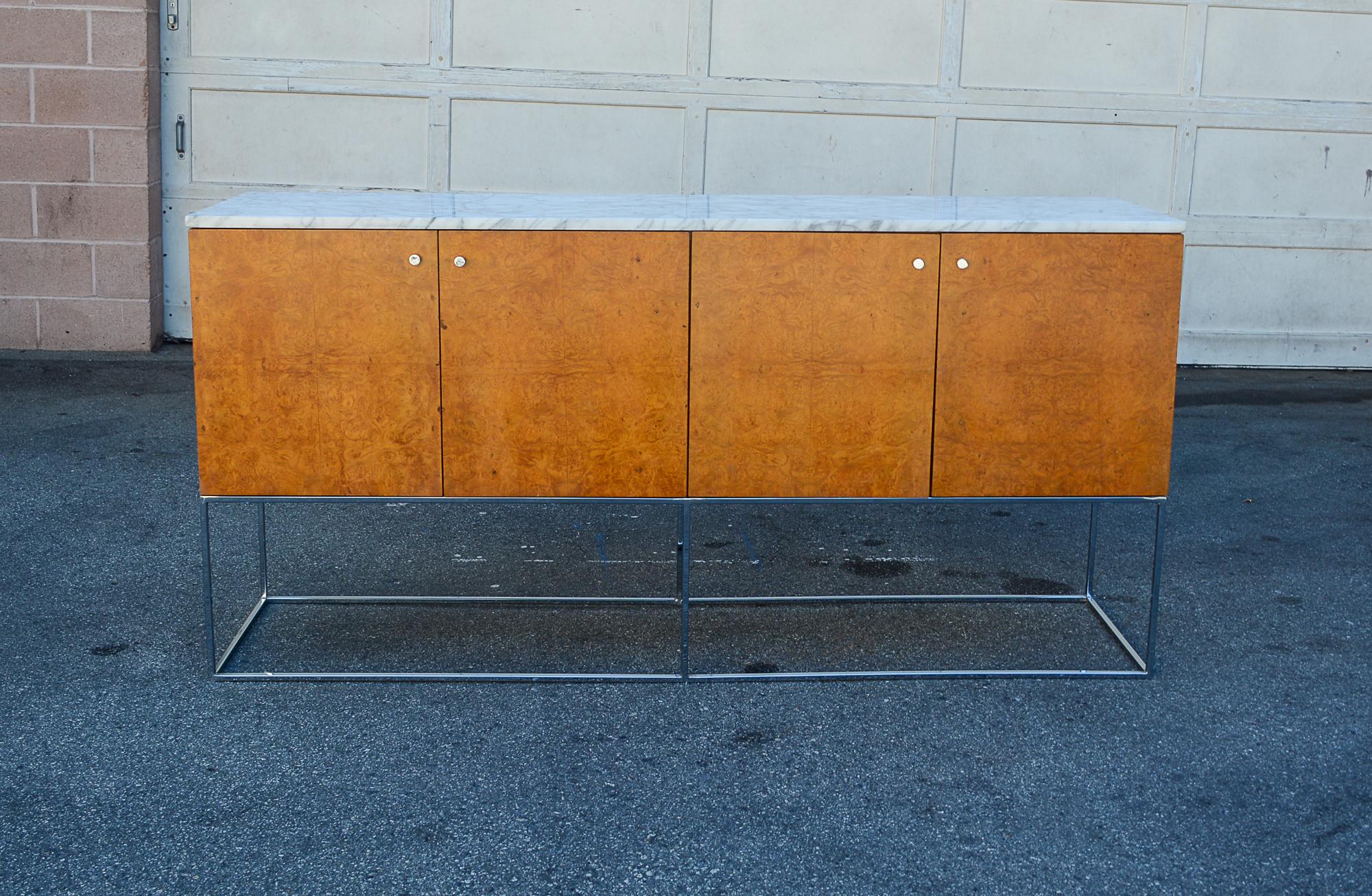 Buffet flottant en ronce d'olivier avec dessus en marbre, conçu par Milo Baughman pour Thayer Coggin. Ce buffet repose sur une base chromée. Deux tiroirs sur le côté droit sont équipés de porte-argent. Il manque une étagère sur le côté gauche. Il