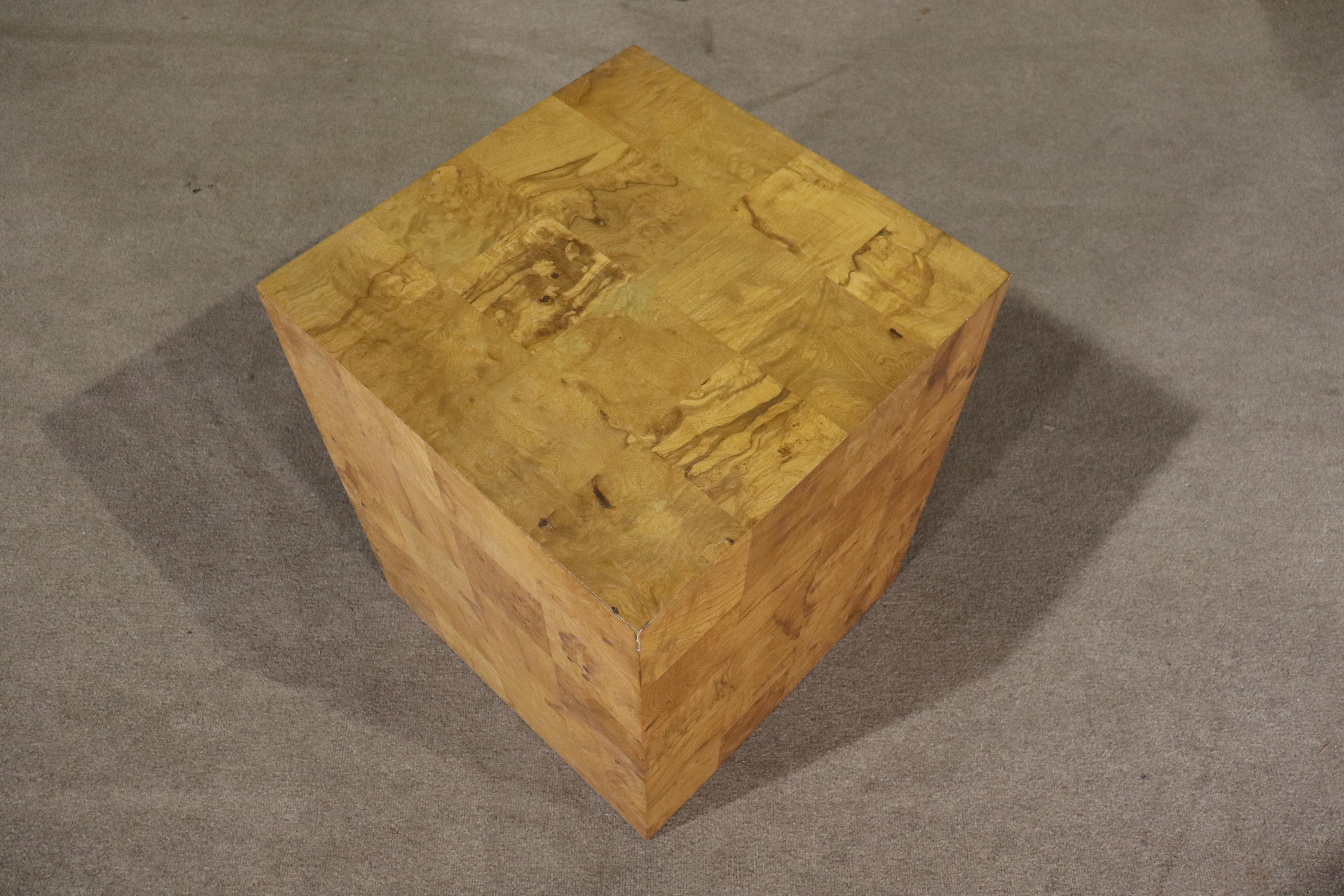 Quadratischer Sockeltisch aus der Mitte des Jahrhunderts von Milo Baughman. Lebendige, genoppte Holzpaneele in einem Patchwork-Design.
Bitte bestätigen Sie den Standort NY oder NJ